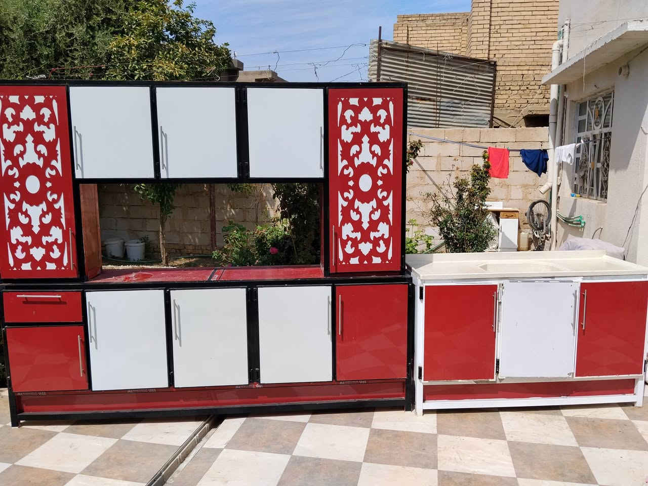 السلام عليكم غراض بيت نضيفه للبيع كاونتر مترين ونص كامل معه سنكي متر ونص،،،، ديوان ١٦متر كامل معه ملحقاته  شاشات ٣ معه ستلايت استفسار ***********٠ مكان شاميه شارع دلال
