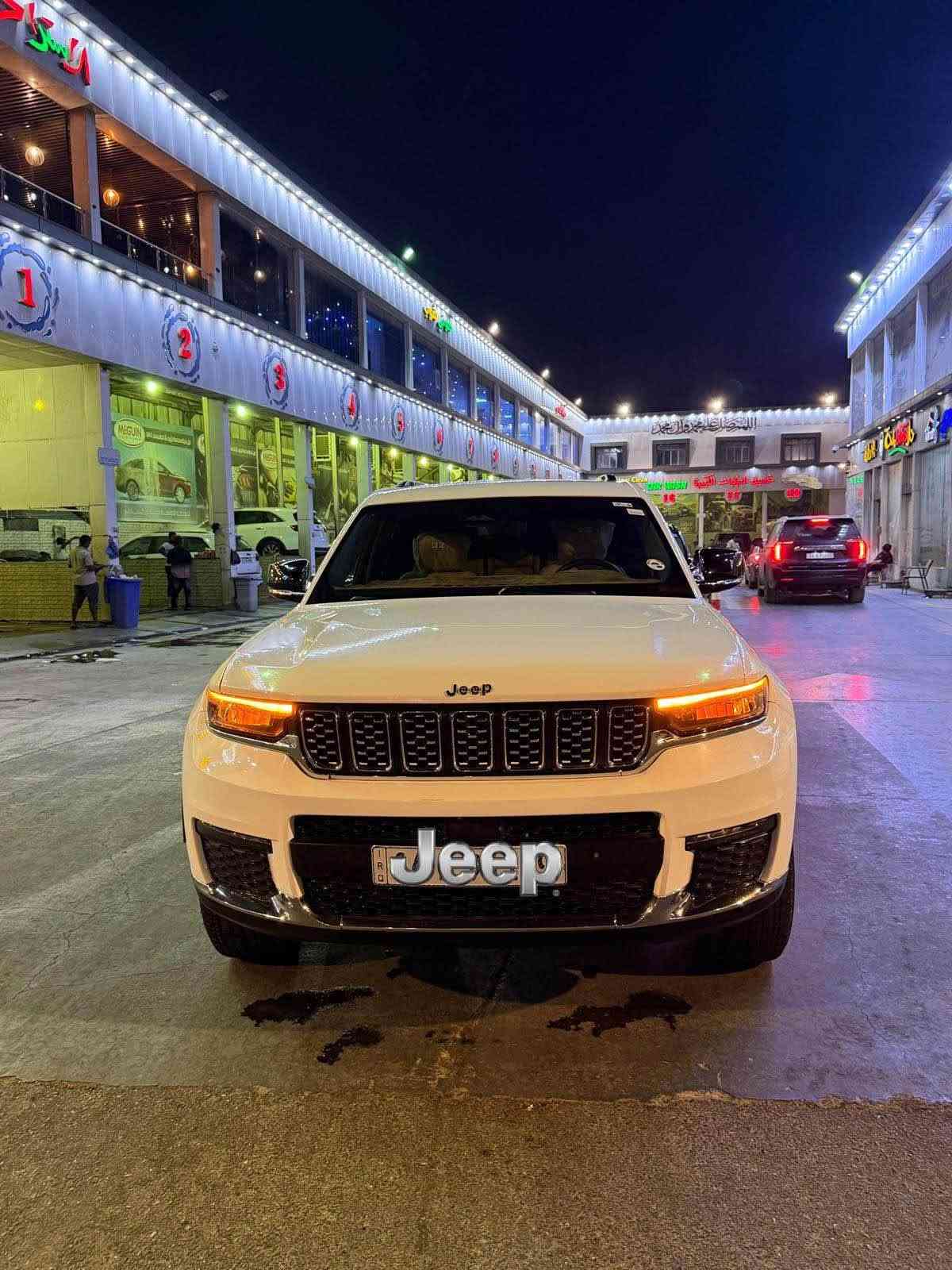للبيع : جيب جراند شيروكي (Grand Cherokee) موديل
2023
الفئة: ليميتد (Limited) - فول مواصفات ما عدا البانوراما (التنتة).
المحرك: 6 سلندر،
نظام دفع رباعي (4x4).
أربع وضعيات للقيادة
الحجم: (L) ثلاثة قطع مقاعد (3 صفوف - 7 راكب).
رقم بصرة بسمي  جديد تحويل ثاني يوم 
مواصفات والداخلية:
داخلية جلد ملكي بلون بيج (أوف وايت) مميز ونظيف جداً بحالة الوكالة.
شاشة عرض لمس كبيرة تدعم Apple Carplay و
Android Aut» ال الي
شاشة عدادات رقمية (ديجيتال) بالكامل متطورة.
تحكم مقود (ستيرن) متكامل مع نظام تثبيت السرعة.
نظام تكييف مركزي منفصل للركاب في الخلف.
ناقل حركة (كير) ماوس دوار متطور مع وضعيات قيادة
متعددة.
حادث تبديل البنيد فقط، مع صبغ ربع جاملغ (أبسير وأيمن) تجميل مكاني البصره ‭***********‬ البصرة, العراق

نص مكتوب في الصور:
- BIDCARS