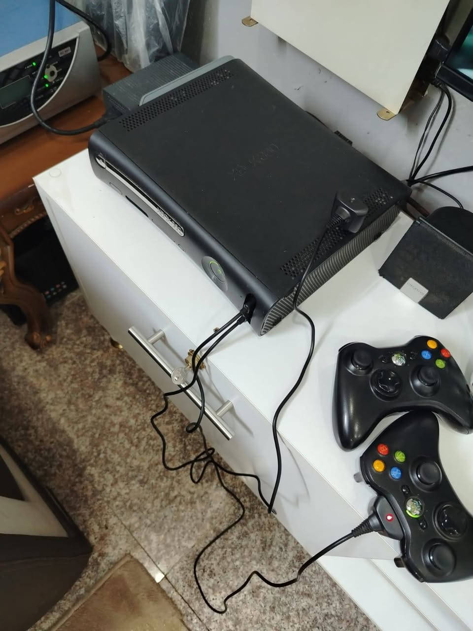 مكلف بالنشر. اكس بوكس ٣٦٠ بي ١٤٩ لعبة كلهن قويات 
ثنين يدات اصليات
 كيبل HDMI اصلي 

باقي تفاصيل اتصال  ***********
