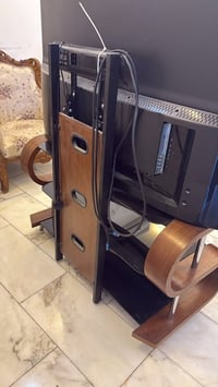 ميز بلازما كلاسيكي للبيع   خشب منحني مع رفوف زجاج سيكوريت أسود وحامل ح...