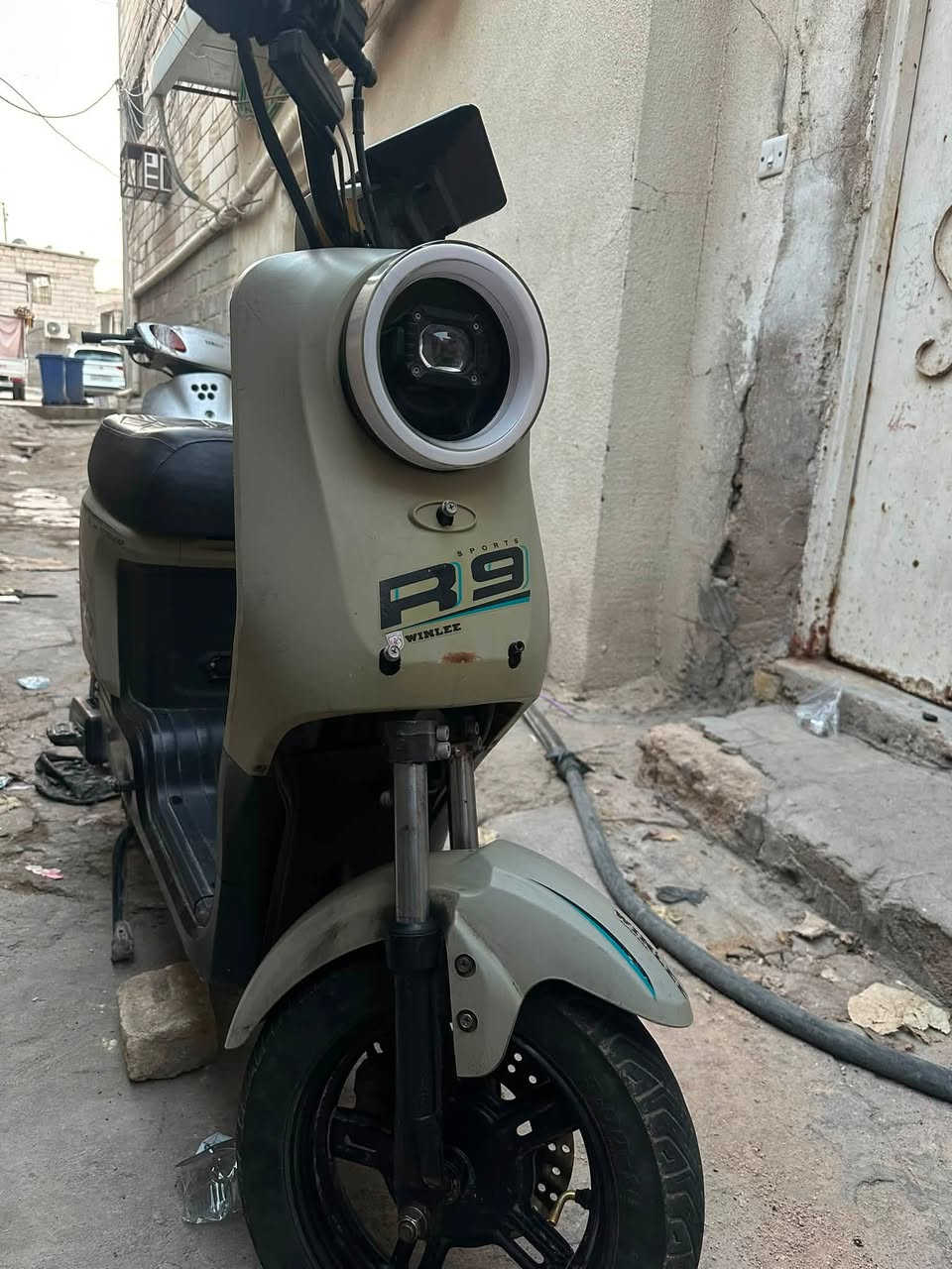 دراجة R9 شحن 2025 للبيع
المواصفات:
- كهربائيات كاملة بدون أي نقص
- تايرات جدد 
- دبل سويچ وكارت تشغيل، بصمة عطلانة

البطاريات ثنين جديدات ما صار عليهن كم اسبوع من جبتهن شرط اصليات وكالة وليس تجاريات 
والباقيات بلادي 

وحدة من البطاريات تعبانة تحتاج إدامة او تبديل حسب حاجتك انت وامكانيتك والافضل تبدلها.

يعني 4 بطاريات مفولة تمشيك سنة ليگدام (شرط المداراة) ووحدة تبدلها وترتاح.

فحمات ودسكات كلة شادلها قبل اسبوعين اصليات كلفتني هواي كلش ونظافتهة 100‎%‎
ملاحظة: الكشن الخلفي يرادله كبس يعني يكلفك الف دينار بالزايد.

السعر 275 الف مجال بسيط جداً 
واتساب ***********
