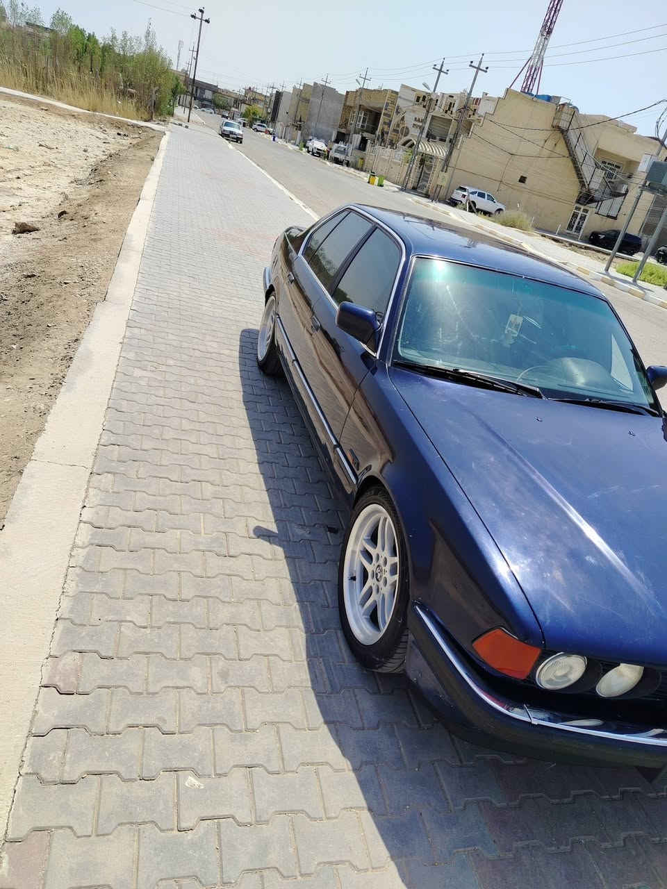 سلام عليكم بيئم موديل 1993السياره جديده وحلوه مناقصه اي شي تبريد ثلج حجم المكينه 740 8V  حداديه تخم تاير ويل M  رقم انبار تحويل ثاني يوم مكانه كوت واسط مركز المدينه باقي التفاصيل ***********
