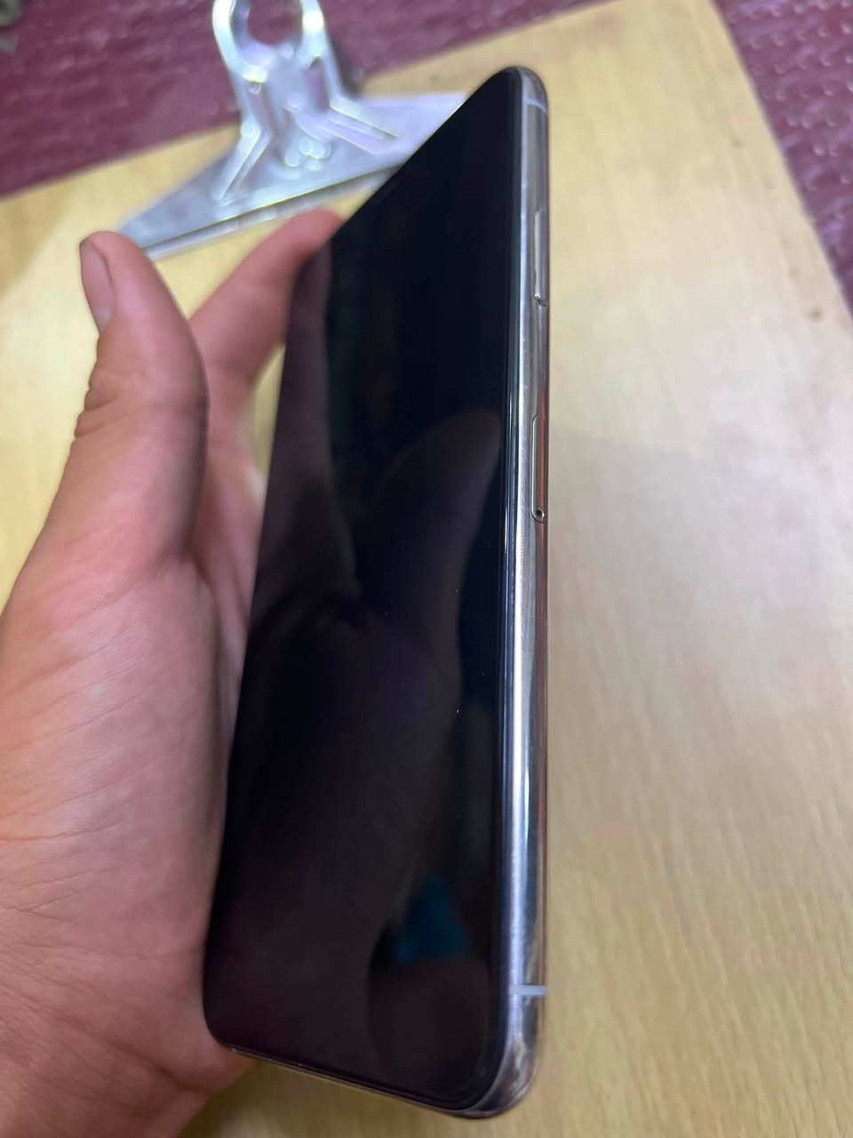 سلام عليكم لبيع آيفون ١١برو ماكس ذاكره ٢٥٦جهاز نضيف كلش مستبدل شاشه صليه مكان النجف سعر ب ٢٧٥تصال علا هاذا الرقم ***********
