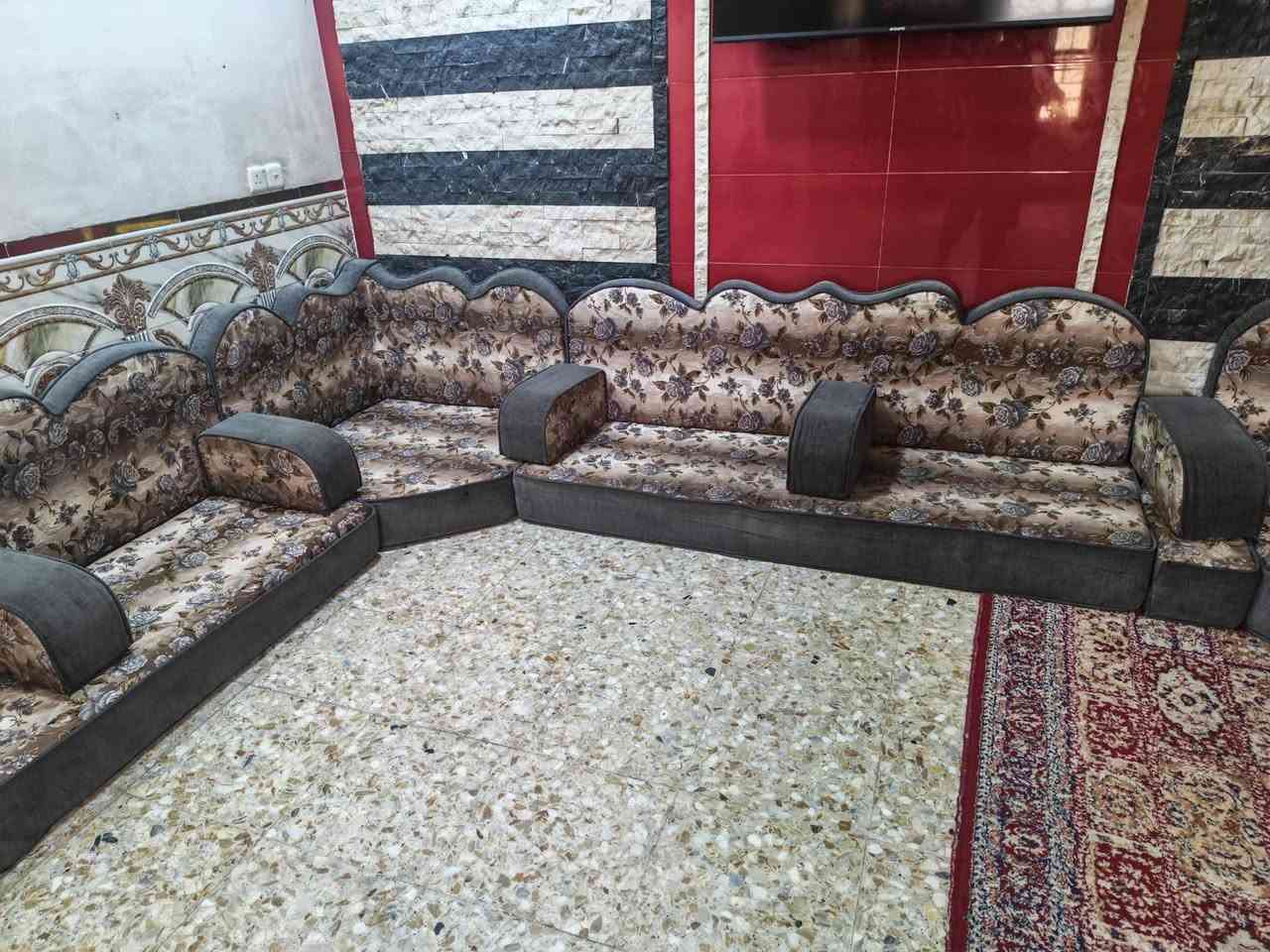 السلام عليكم ورحمه الله وبركاته  ديوان دوار ٨قطع (٥ كبار و٣زغار اثنين منهن ركن يصيرن)
السعر ٣٠٠ وبي مجال نظيف واخوو الجديد
 ***********
