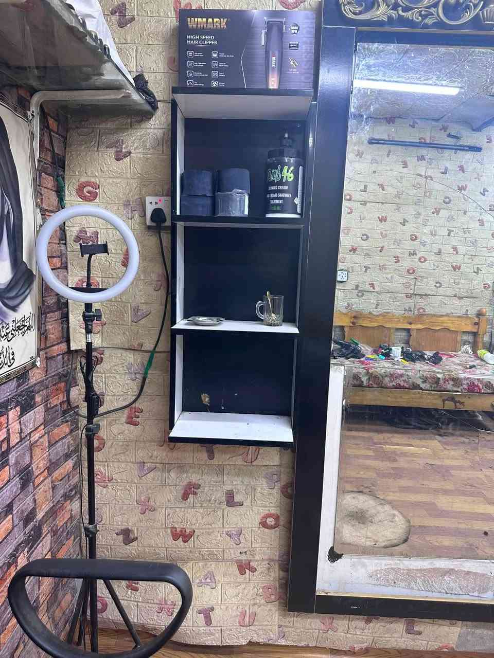 ميز حلاقه 
وفاترينه ورف
مدينة الصدر 
***********
