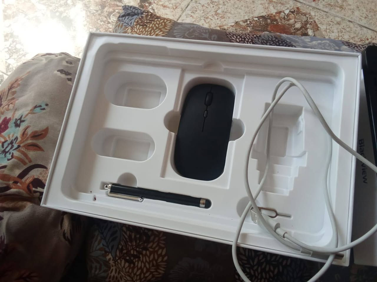سلام عليكم عندي ايباد   اسم ايباد  Tab 60 Pro للبيع مواصفات فول ذاكره 128 عشوائي 24 بطاريته 7700 الحاسبه تنربط بلوتوث صارله شهر من جبته ويا قلم السعر 350 وبي مجال الرقم الهاتف ***********.
