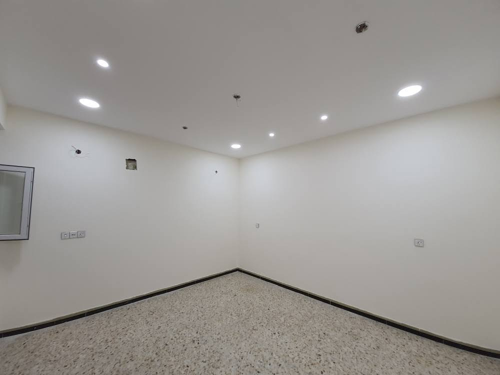 دار سكني مميز للبيع في بغداد الجديدة - حي القضاة
• الموقع: بغداد الجديدة - حي القضاة (موقع مخدم وقريب من الشارع العام والخدمات).
• المساحة الكلية:100 متر مربع.
• الأبعاد: الواجهة 5 متر | النزال 20 متر.
• عمر البناء:5 إلى 6 سنوات (بحالة مميزة ونظيفة جداً).
• عدد الطوابق:3 طوابق.
📐 تفاصيل وتقسيم الطوابق:
• الطابق الأول: استقبال واسع، مطبخ، حمام، وغرفة معيشة (هول) مميزة (يمكن تحويلها إلى غرفة نوم بسهولة).
• الطابق الثاني:2 غرف نوم مريحة وحمام إضافي.
• الطابق الثالث: غرفة إضافية مع بيتونة كبيرة (تصلح كمخزن أو مساحة غسيل).
✨ مواصفات وإضافات خاصة:
• المنظومة الكهربائية: الدار مجهز بنظام عاكسة كهربائية متكامل (طاقة خزن للطوارئ عند انقطاع التيار).
• الأثاث والتجهيز (مؤثث جزئياً): الدار يحتوي على كاونترات مطبخ راقية وجاهزة، أجهزة تبريد، بالإضافة إلى قطع أثاث أخرى ومواصفات مميزة يتم الاطلاع عليها أثناء المعاينة.
💰 السعر المطلوب:(360)مليون دينار (قابل للتفاوض المعقول للجادين).
📞 للاستفسار والتواصل: يرجى الاتصال هاتفياً أو المراسلة عبر الواتساب على الرقم: [***********]
-------------------- بغداد, العراق
