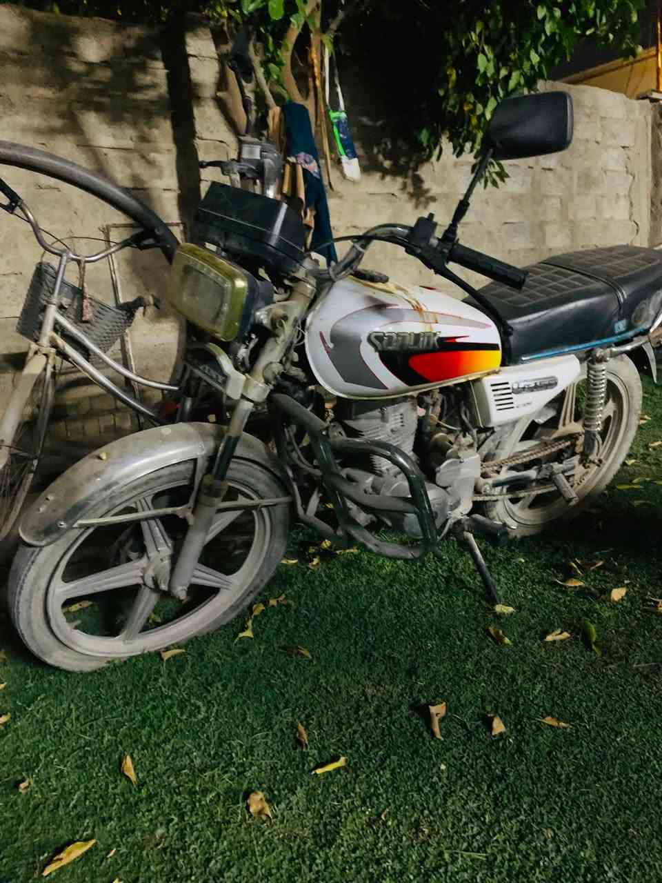 السلام عليكم
سيفان 21 كلك  اوراقها ضايعات بيها حادث    
محرك مكفول وشغال 
ابيعلك كوم حديد 
السعر 250 
للاستفسار اكثر ***********
غير متواجد على الخاص
موجود واتساب
