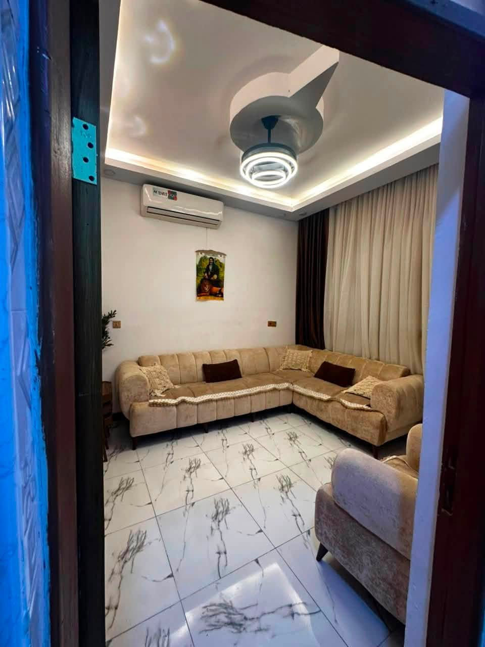 سلام عليكم ممساحه 50م
دورة شارع ابو چير شارع خط النفط 
بيت زراعي سند 25
 2025 بناء
قرار محكمه
بيت بناء حديث يحتوي على
غرفتين
صاله كبيره 
استقبال 
مطبخ حار بارد 
حمامين 
بناء طابقين مع بيتونه وسطح
يحتوي على بلكونه 
3 خط فيز وطني 
إنترنت كهرباء ماء 
فرع يحتوي على تبليط 
عرض الفرع 12 متر
عيني البيت بي خطين مي وماطوين وتانكيين
صابغي صبغ الأصلي
خط مولد وخط نت
للستفسار اكثر ***********
سعر مناسب جدن لبيت جاهز من كولشي
