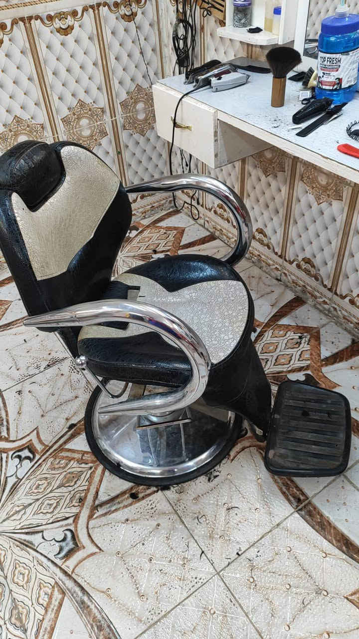 غراض حلاقه للبيع 
السبب للظروف الصحيه
***********
