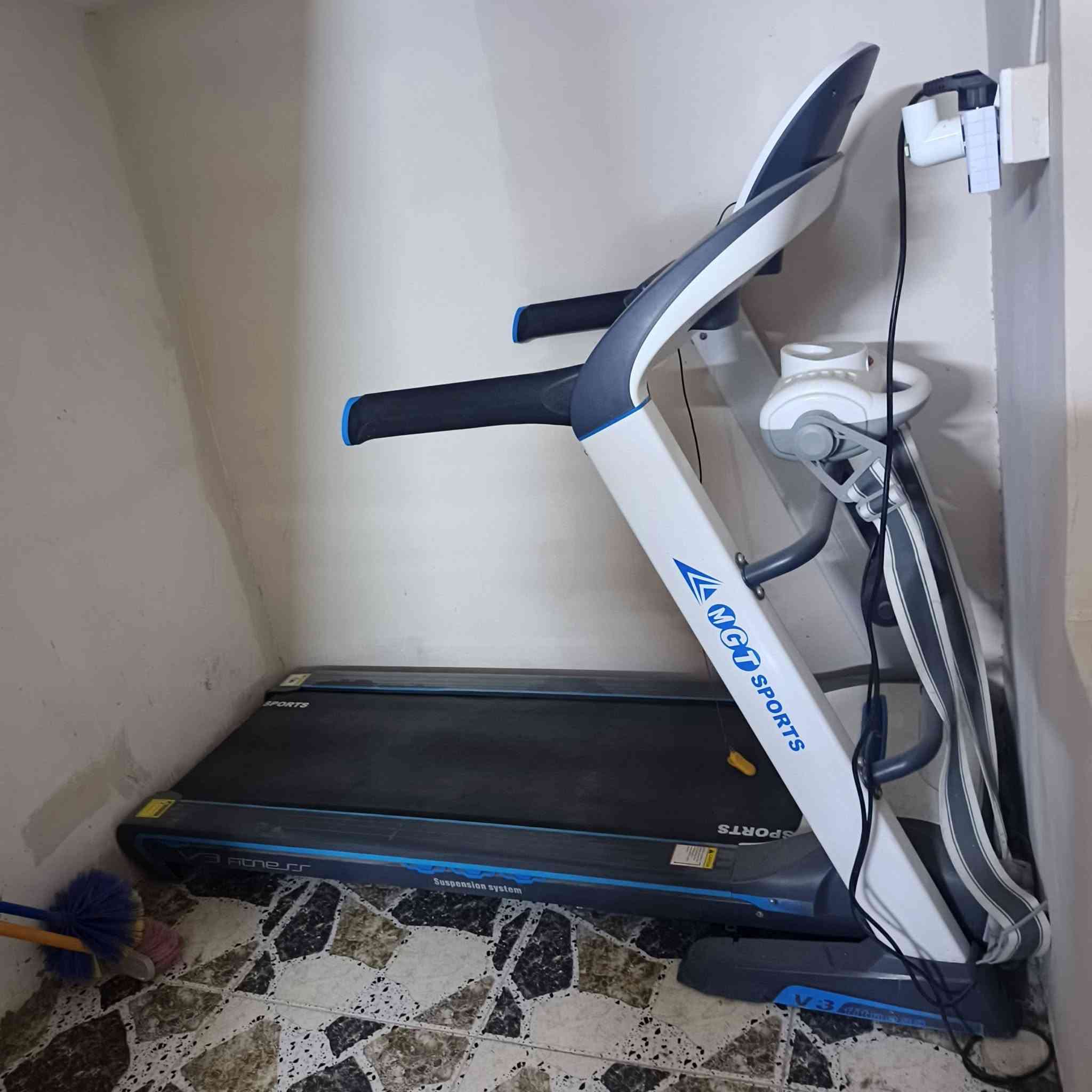 للبيع جهاز ركض (تريدميل) كهربائي MGT SPORTS بحالة ممتازة! 🏃‍♂️✨
الجهاز نظيف جداً واستخدام خفيف، شغّال 100% وبدون أي أعطال، ومثالي للتمرين المنزلي وحرق الدهون.
معلومة: الجهاز جديد مستعمل اسبوع واحد فقط
المواصفات والمميزات:
 * الماركة: MGT SPORTS الأصلية.
 * الشاشة: شاشة ديجيتال تحسب (السرعة، الوقت، المسافة، السعرات الحرارية، ونبض القلب).
 * نظام التخسيس: يحتوي على حزام مساج وهزاز لتدليك وتخسيس منطقة البطن والخصر.
 * الأمان: مزود بمفتاح أمان (Safety Key) للتوقف الفوري عند الطوارئ.
 * الراحة: قاعدة مشي واسعة مع نظام امتصاص الصدمات للحفاظ على سلامة الركب والمفاصل.
 * التخزين: قابل للطي وسهل التنقل داخل البيت.
📍 المكان: بغداد - أبو غريب
💰 السعر: [550,000] (قابل للتفاوض البسيط)
📞 للتواصل والاستفسار: [***********] واتساب
