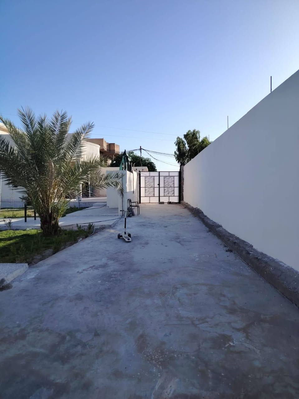 يوجد دونم في بغداد منطقة ركية وفاضل يحتوي على 
بيت ومضيف طابو صرف 
للتواصل والاستفسار الاتصال على الارقام التالية
*********** / ***********
