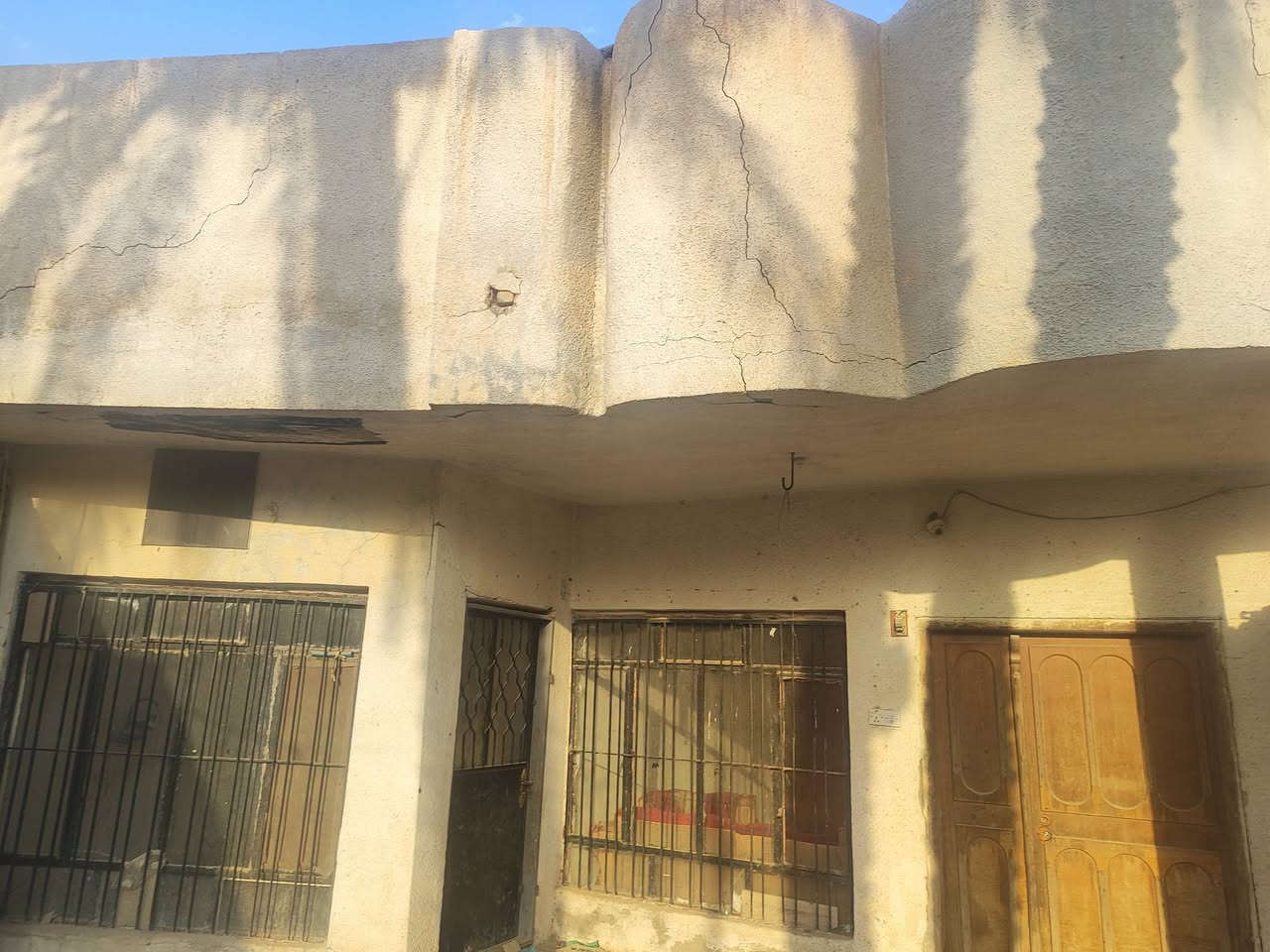 بيت للايجار بالبكرلي الثانيه قرب الوكيل ابو سرمد 

مساحه 200 متر 

يحتوي على غرفتين واستقبال وكلدور وكراج سياره 
ومجمع صحيات 
سعر الايجار 225 وبي مجال 
لليرغب بالايجار مراجعة مكتب عقارات حسين المعموري الكائن في البكرلي قرب جامع سلمان المحمدي 
او الاتصال على الرقم *********** او واتساب
