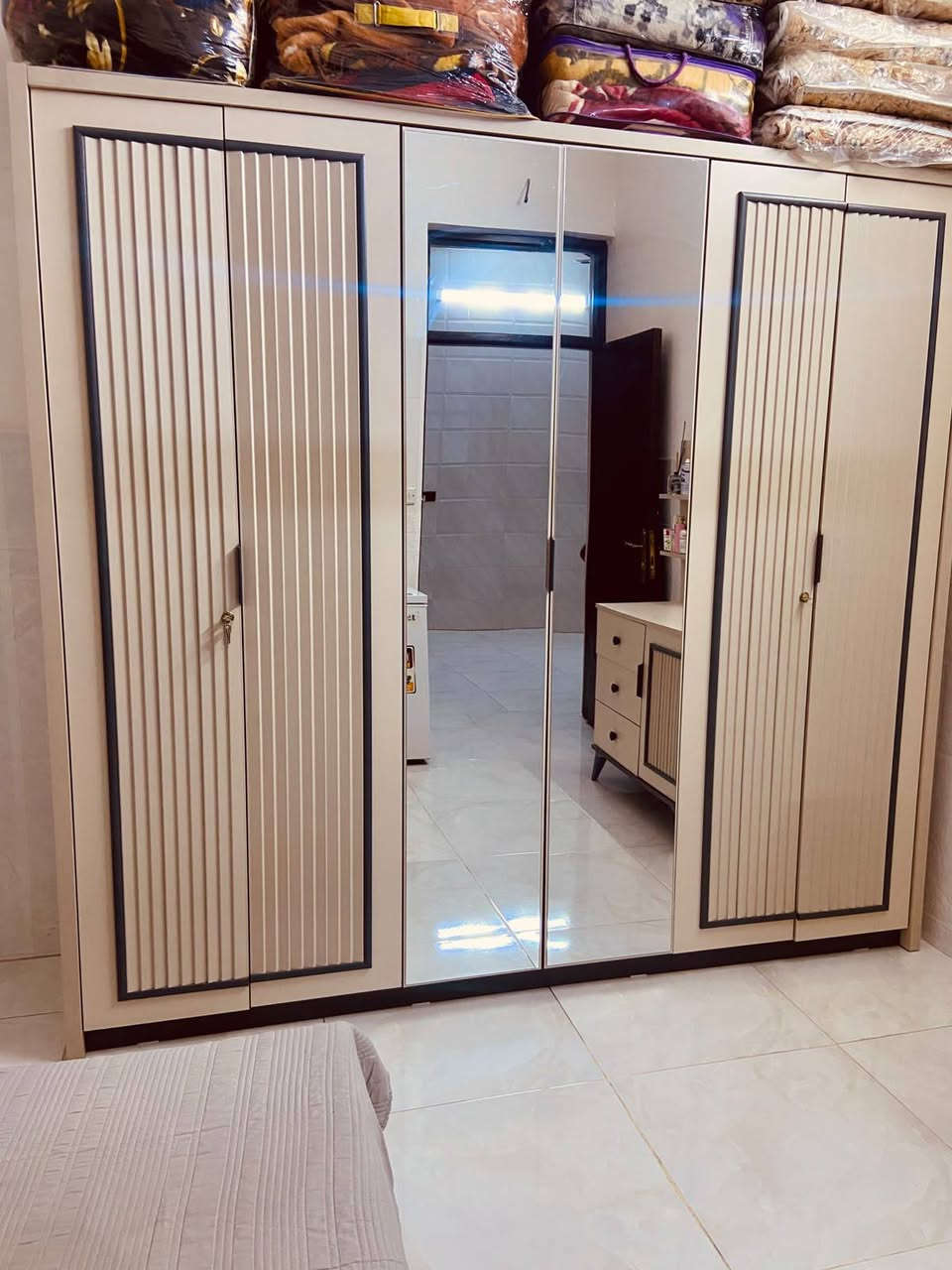 يالله سلام عليكم غرفه تركيا اصليه 
 جديده نضافه 100% خمس قطع كبار 
كنتور كبير جربايه دبل سلايت 
+تحتوي على مخزن اسفل جربايه 
سعرها ٨٠٠ الف وبيها مجال 
رقمي ***********
بغداد الشعب
