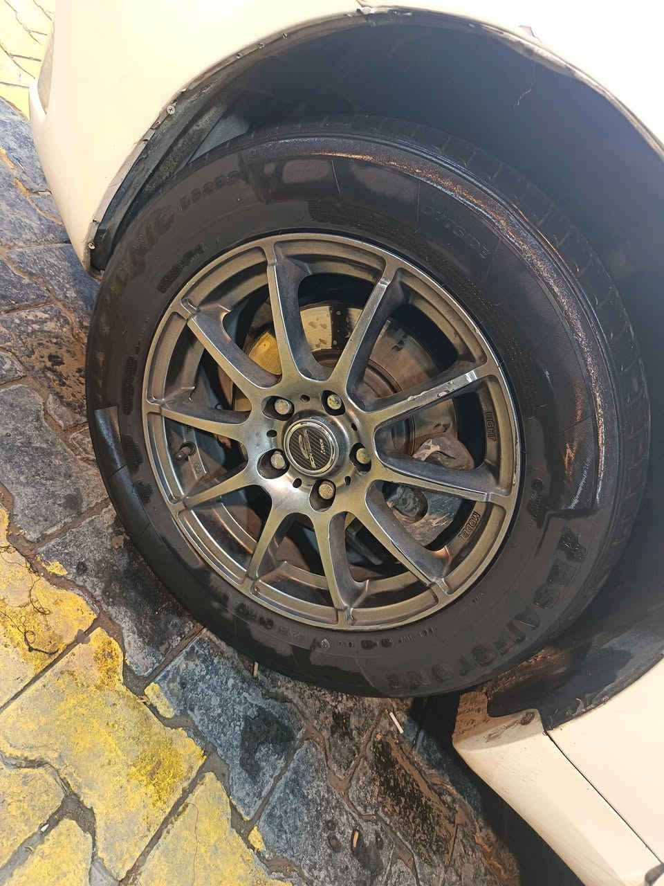 ئەو تایەو ویلانەم هەیە بۆ گۆڕینەوە بە ڕۆیاڵ یان شتێ بەدڵم بێت
