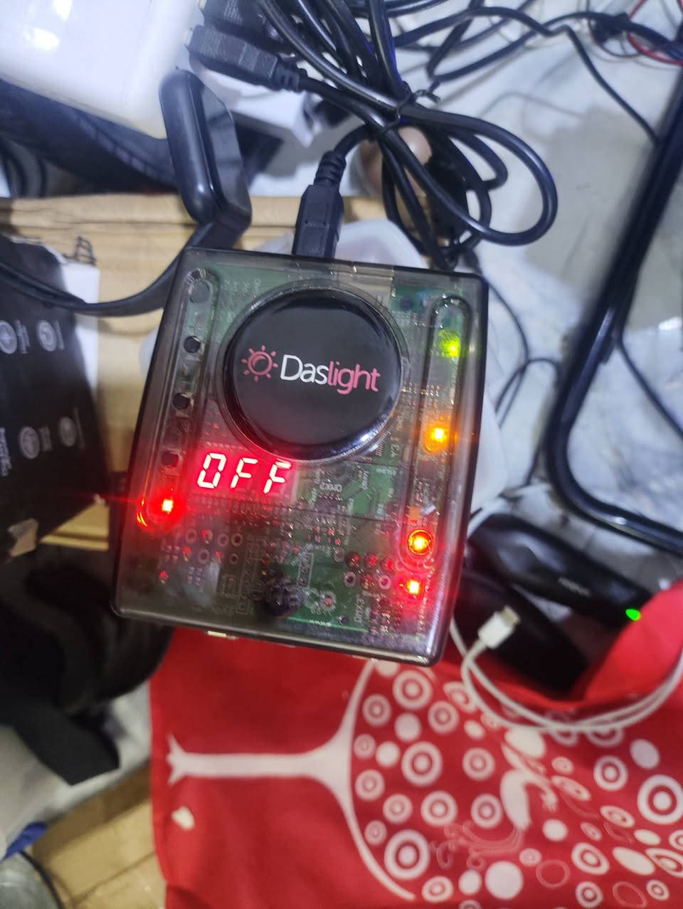 السلام عليكم
​كارت تحكم إضاءة مسرحية DMX (Daslight DVC4 GZM) 
​لإدارة وسيطرة احترافية على كامل منظومة الإضاءة (موفنج هيد، ليزرات، بارات LED، وأجهزة دخان):
​🎛️ تحكم كامل: ربط مباشر بين اللابتوب والأجهزة عبر برنامج Daslight.
​🔌 منافذ ربط: يحتوي على منفذين DMX (3-Pin و 5-Pin) لإشارة قوية ومستقرة.
​💾 خاصية Stand-Alone: إمكانية خزن المشاهد الضوئية وتشغيلها مباشرة بدون الحاجة لبقاء اللابتوب موصولاً.
​🖥️ شاشة رقمية: لتغيير البرامج والأنماط بكل سهولة.
​📌 الحالة: جديدة بالكامل مع جميع ملحقاتها (فلاش ميموري + قرص CD + كابلات التوصيل).
يوجد توصيله جميع المحافظات 
يمكنك التواصل معي على هذا الرقم***********
نطيني بيه سعره بلعفي
