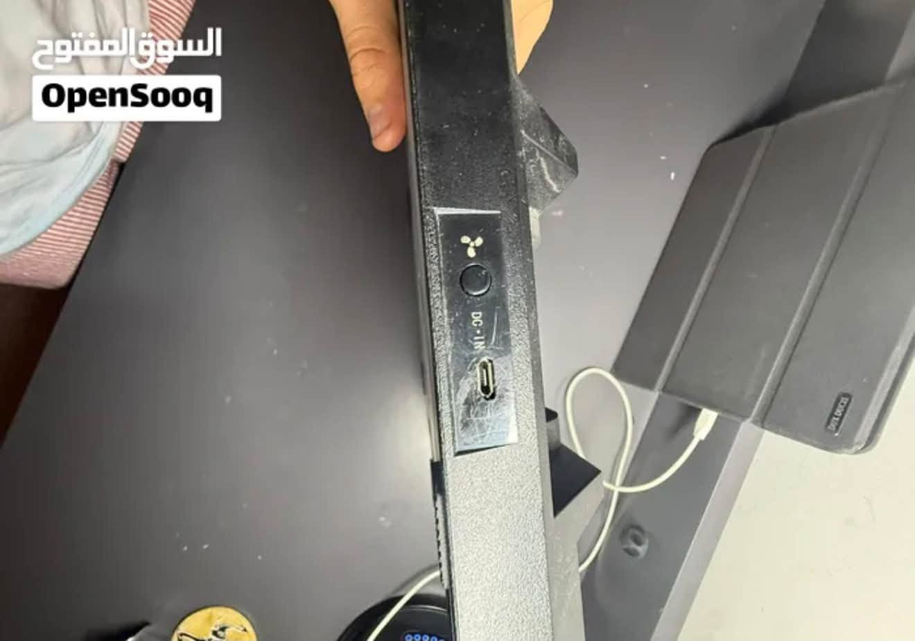 X box one s وياه ستاند شحن
مستعمل نضيف 
نص تيرا 
مع يده و وايرات كامل 
وياه gta 5
و فيفه ١٩ 
سعره 175 قفل 
موقع بابل توصيل ويه الوسيط 
واتساب ***********

نص مكتوب في الصور:
- السوق المفتوح opensooq.com
- السوق المفتوح OpenSooq 2 x High-speed Cooling Fan
- السوق المفتوح OpenSooq
