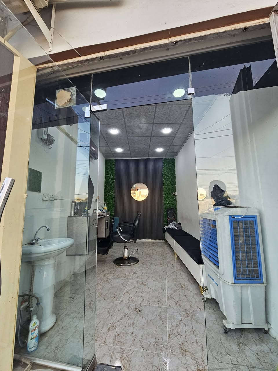 محل حلاقه للبيع  ......
محل كامل  مع ملتزمات واغراض كامله ومحل كامل ما ما ناقصه شي مكان المحل 

(حي الوحده قرب مدرسه الوحده) 

. 

. 

. 

سبب البيع لعدم التفرغ والدراسه 

اي استفسار اتصلو للرقم

***********
***********
