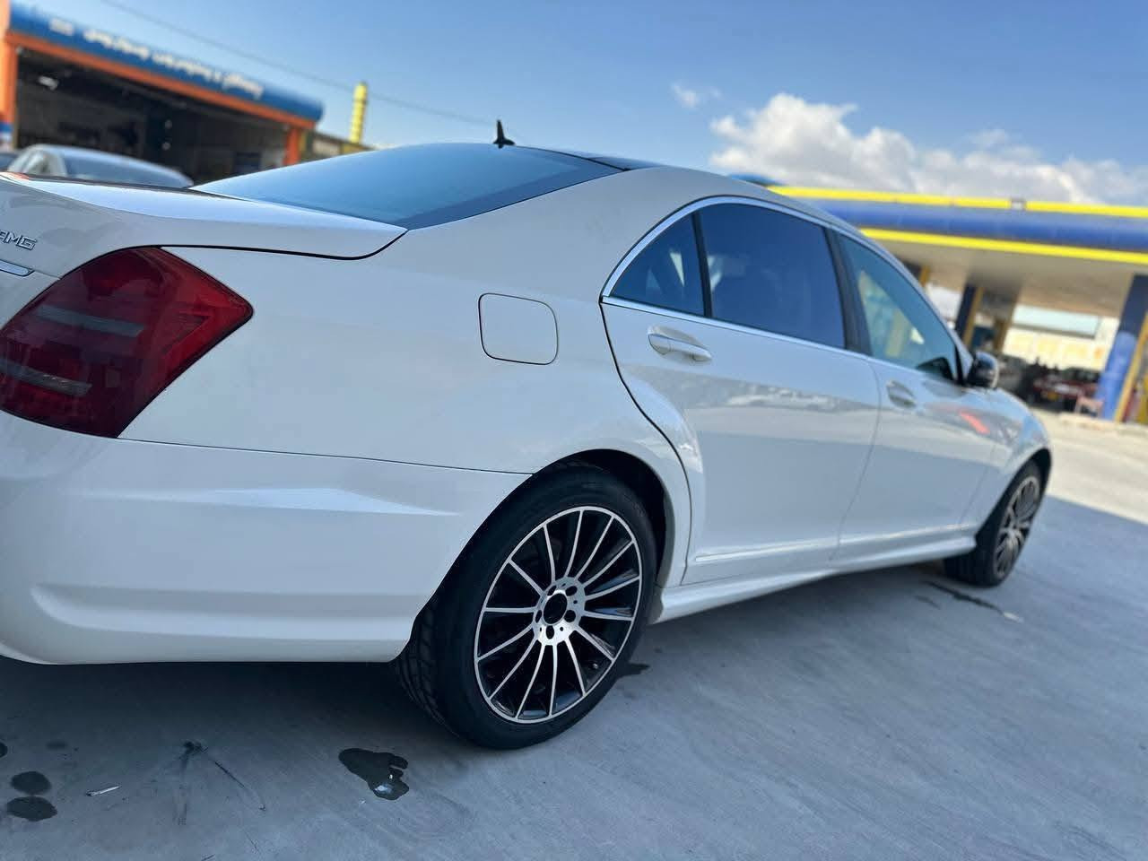 مارسیدس s350     مۆدێل 2011    بیلادی amg  واتە فوڵ فولە  ئەوەلیات بەشەرت  مەنەفێست  هەزەو پاکانیە بەشەرتی هەموو سێتەڕەو مەفرەزەی کودستان   گێرومەکینەو تەقەو ڕەقە بەشەرت   مەکینەی لۆکە تازە گۆریومە   دوپارچە ی گچکە سبوغی ئەوروپی هەییە    ژ.م : *********** سوران, أربيل

