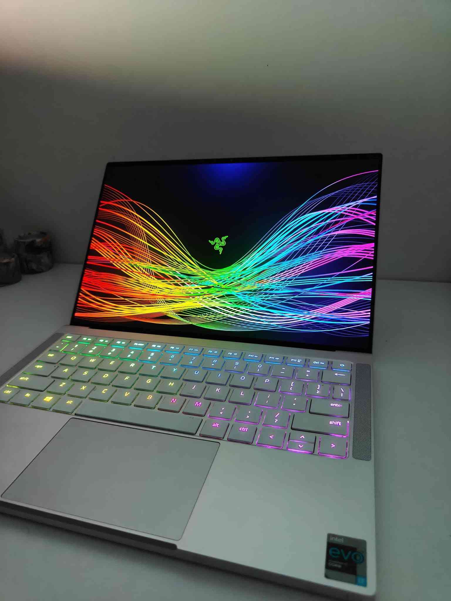 رازر بوك ١٣ • i7-1165G7 • رام ١٦جيجا