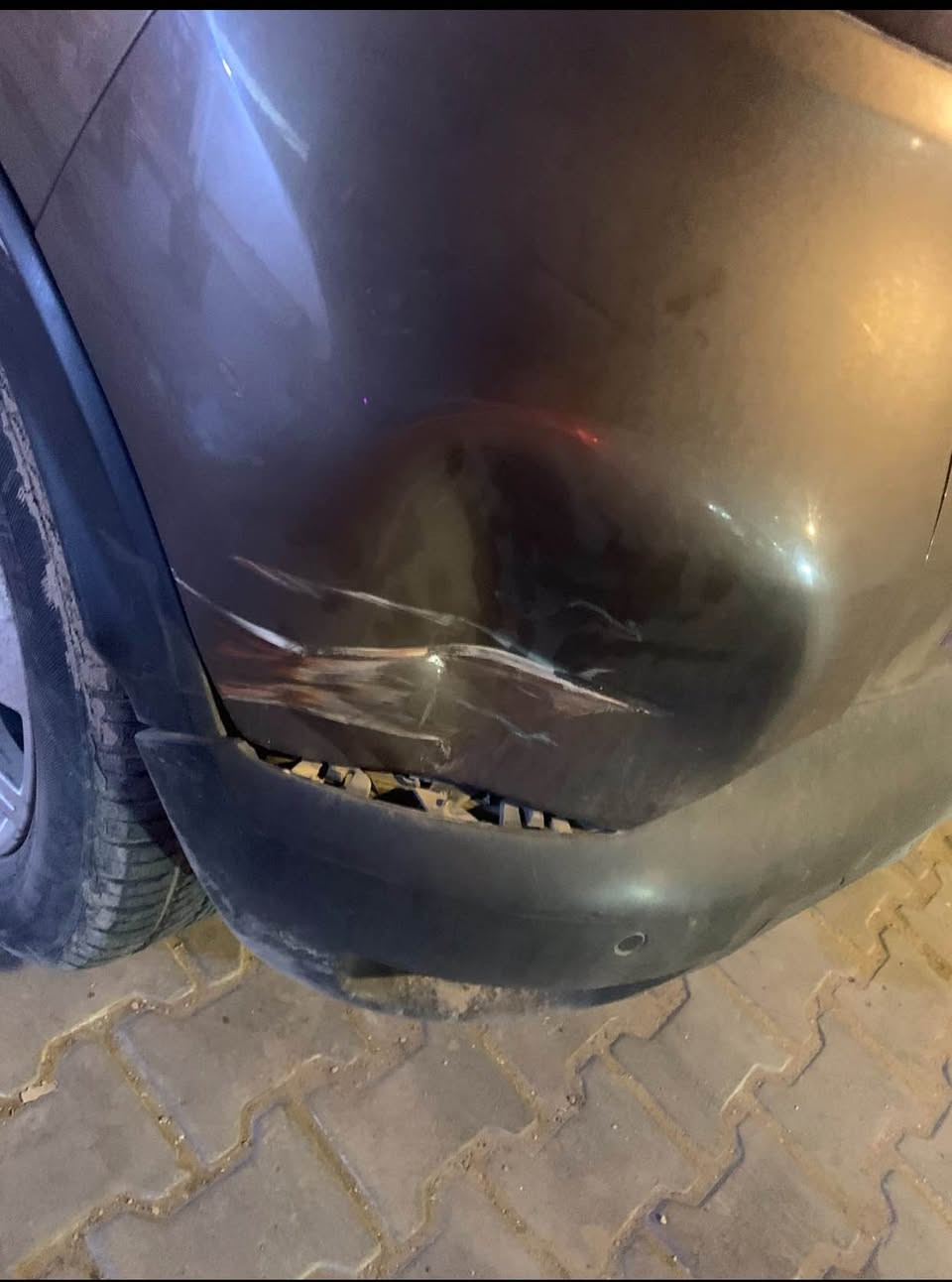 السلام عليكم رينو كابجر للبيع 
السياره مابيهه فقط ضربه وره بسيطه موضحه بصوره 
مكينه ١٥٠٠ تيربو ماشيه ١٠٢ الف السياره لونين بلادي وبصمه وتبريد صدر جديد وكامله 
السعر ٧٨ ورقه 
العنوان بغداد الشعلة 
*********** بغداد, العراق
