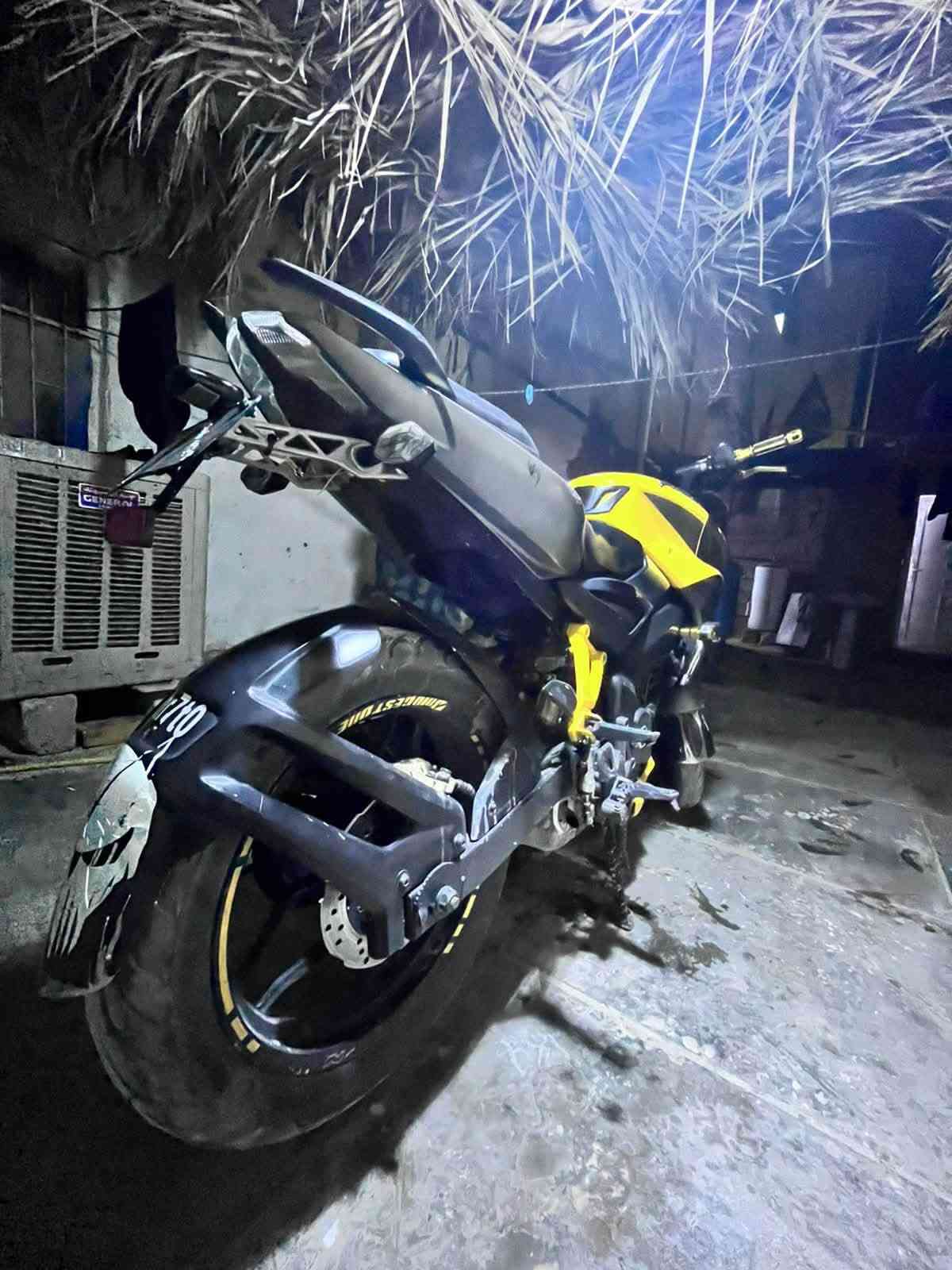 صباح الخير جميعاً…
الحلال ماشاءالله للبيع 
الاسم: بولسر NS200
النشأ: هندي مثل رافينيا😂
الموديل: 2019
التفاصيل: دراجة خير من الله مكينة 200cc تسارع كلش حلو السرعة القصوى 150km بالساعة تصلح للمبتدئين الي يحبون يدخلون عالم الـ sport بيهة تزويدات مثل سلايدرات بطح ويدات سكليتر بطح من شركة ريزوما المعروفة اكيد و عمبار بريك خلفي مال هوندا الاصلي وحاولت اضيف عليها فچوچ برمبو بس للاسف ما رهمن وياها لان القاعدة تختلف وبيهة ايضاً دوسات كلچ وبريك امامي رياضي يعني تقسم الدوسة على مزاجك مع شكل رياضي جميل جداً، بالنسبة للمكينة مفتوحة اكيد لكن ما يعيبها ايشي، والتبريد راديتر ماء اكيد كهربائياتها كلها سليمة ونگرة سلف تشتغل الدراجة 
اوراق اصولية يعني بس يفتح الترقيم تروح ترقم ومحد يگلك على عينك حاجب
بالنسبة للسعر ولله الحمد رايدها 12 ورقة وبيهة مجال للشراي ومكانها نجف وتشرفونا 
***********
واتساب متوفر اكثر من الفيس والماسنجر
