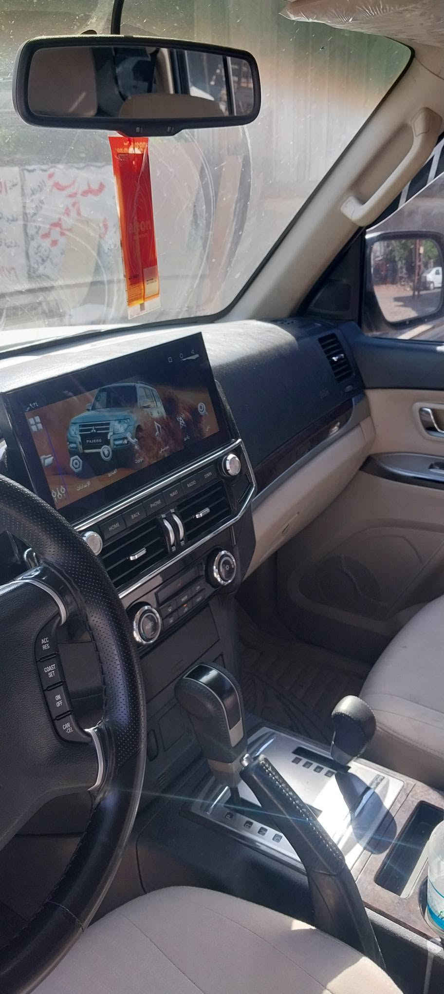 السلام عليكم 
باجيرو موديل ١٨ خليجي 
مكينة ٦ سلندر 
كفالة عامة عدى شبر بالجاملغ الأمامي عكس السايق 
بيهه كتاب تضليل 
رقم سليمانية شرط التحويل 
مكاني بغداد الدورة 
السعر  187 بيهه مجال بسيط 
هاتف ***********
