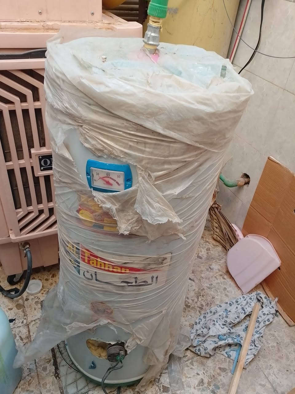 للبيع مبرده ما صار لها شهر من اشتريتها وسخان جديد بعده بالباكيت وثلا الشمعات جدد بعد السعر خاص
