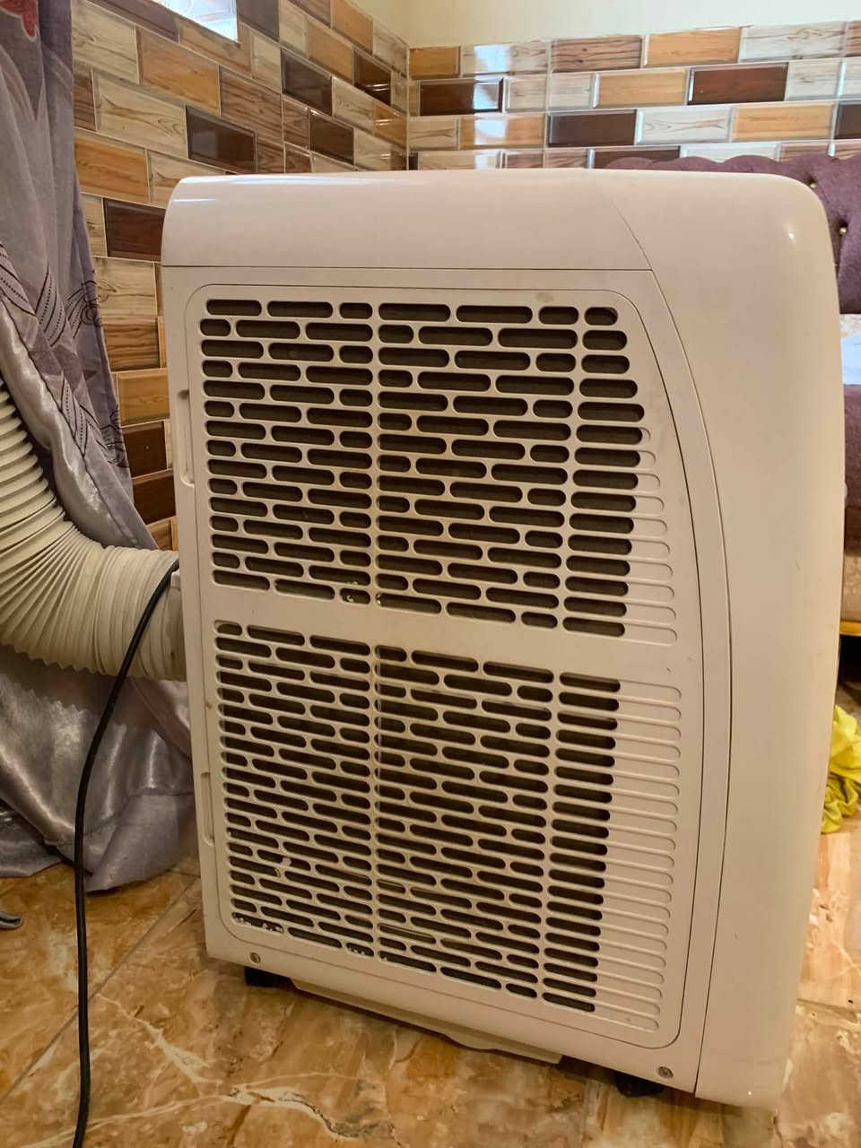 سبلت مكتبي متنقل
واحد طن غاز 410 
انفيرتر شركت TCL
عنوان بغداد شالجيه ***********
