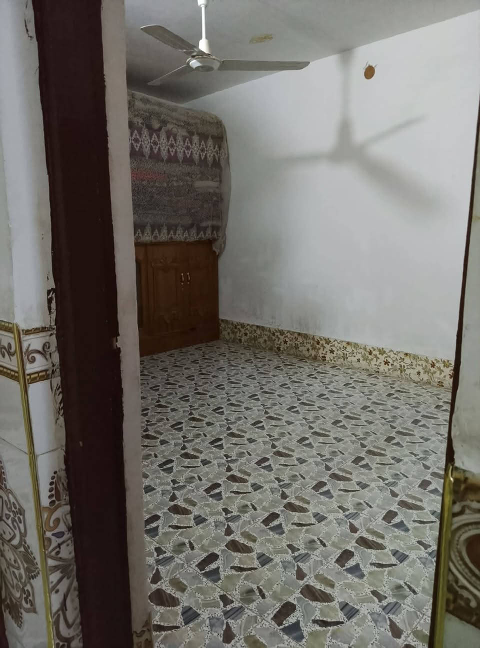 مساحه 140متر سكف صب كونكريت مسلح بناء حجر كهرباء دفن البيت ماي كهرباء َمولد غرفتين وصاله وبراني ومطبخ وحمام داخلي وخارجي البيت ركن عله اربع شوارع  جاهز السعر 75بيه مجال هذه الكاونتر والسخان معه البيت العنوان الرضويه الثامنه. خلف مدينة الزائرين مباشر قريب عله شارع رقم***********
