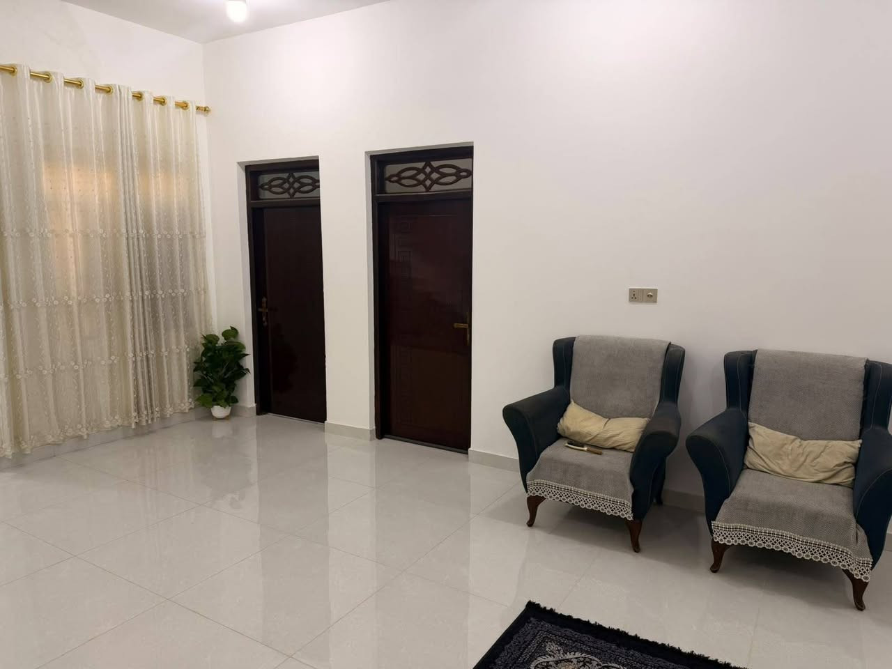 بيت زراعي للبيع بخنيطلة قرب حسينية الابرار المساحة ٢٠٠م يحتوي على غرفتين وصاله واستقبال وصحيات داخلية وخارجية كافة الخدمات موجودة قريب على المدارس ثاني بيت عن التبليط 
السعر ١٢٠ وبيه مجال للاستفسار الاتصال على ***********
