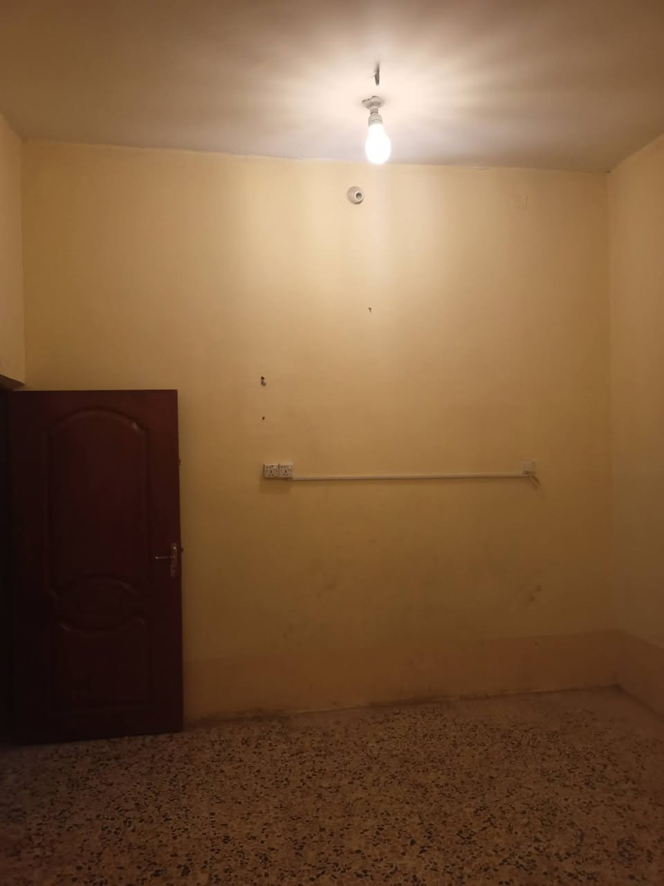 عقار للبيع في الحيانيه مساحته 150 و فيه غرفتين منام مع استقبال مع مطبخ و صحيات والتواصل مع الرقم ***********

