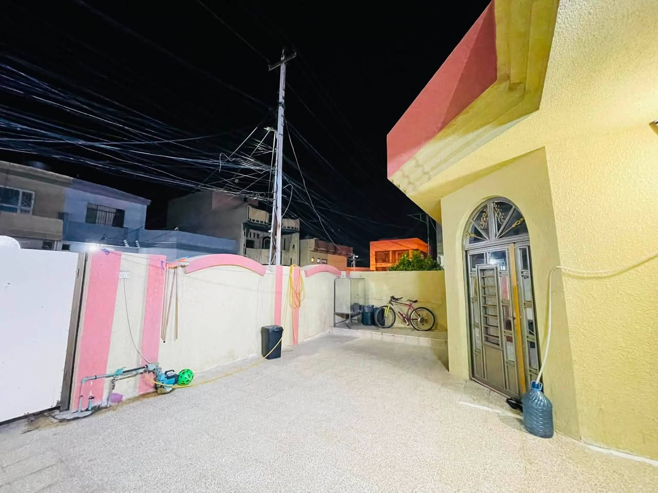 بيت للبيع 
المساحة 200 م حي القادسيه الثانيه 
يتكون البيت من طابق ونصف 
الطابق الارضي يتكون من استقبال وهول وغرفتين وصحيات 
الطابق الثاني يتكون من غرفه واحده وبيتونه  
للاستفسار ‭***********‬
