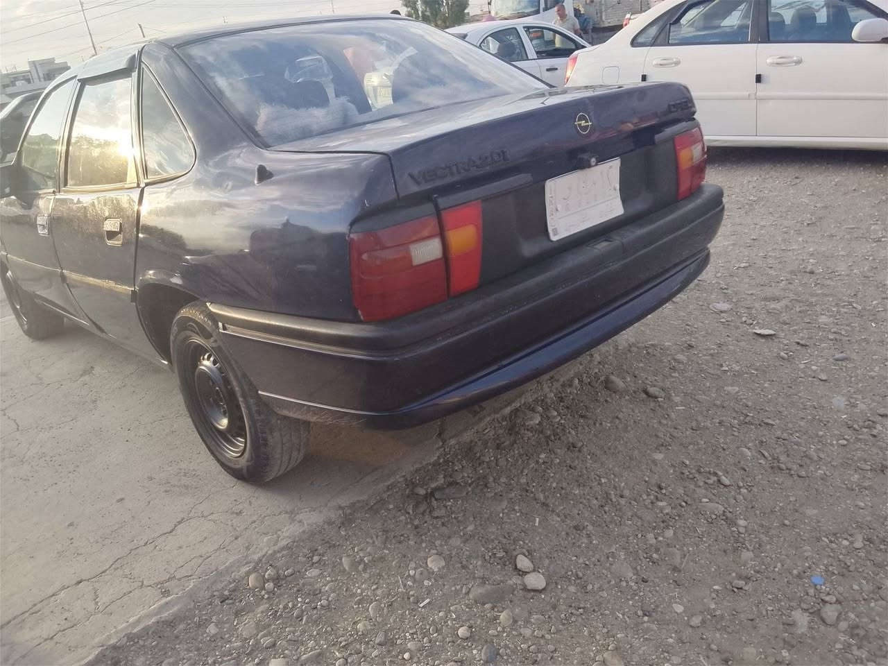 فكترا للبيع حجم 20 
كير عادي تدفئة شغال
  موديل 1994 
بيها صبغ جاملغ الخلفي واحد 
شرط تحويل أو وكالة 
سعر 31
رقم الهاتف ***********
