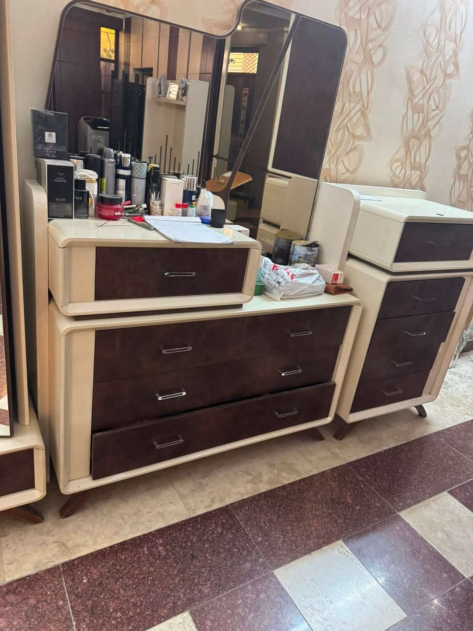 السلام عليكم غرفه تركيه للبيع مشتريته ب3 ملايين واريد أبيعه ب2 بيه مجال قليل متكونه الغرفه من 
جربايه مع الكومديات ال2
مرايا 
ميز التواليت 
كومدي مجرات 
كنتور بابين  سلايد 
ميز التلفزيون 
دوشك عدد 2 واحد مستعمل والثاني جديد سعرهم الجديد ب125 والمستعمل ب50 
العنوان / البلديات 
للاستفسار الاتصال على هذا الرقم /‭***********‬
