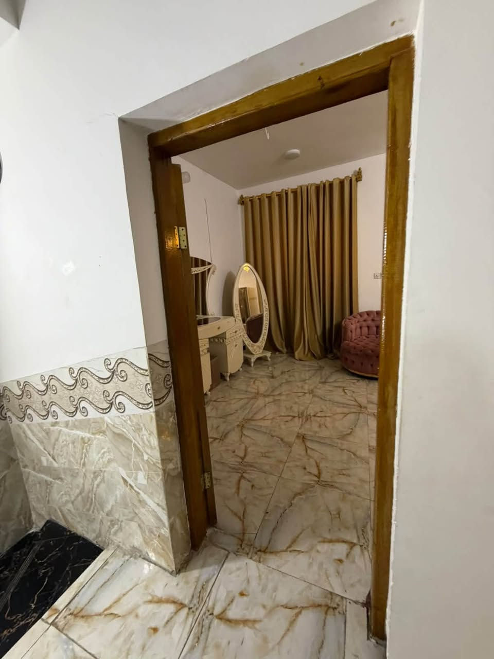 بيت في حي النقيب شارع النهر مساحة ١٠٠ واجهيه ٨ نزال ١٢ جديد طابقين استقبال + صاله + غرفه + مطبخ + صحيات + منور البيت الطابق الثاني يحتوي على غرفتين كبار وصاله وصحيات يبعد دقايق عن شارع محمد الأمين الفرع مقابيل مول الحارث ***********
