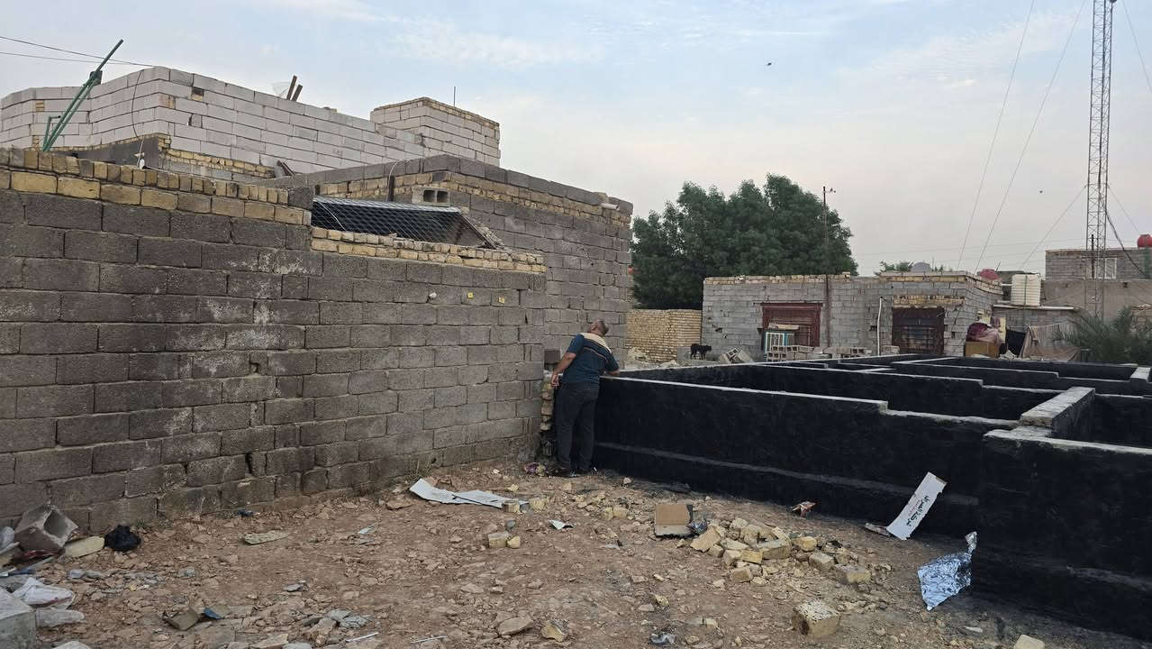 سلام عليكم بيت 200 متر مبني بي ١٠٠ ولباقي ترك بي غرفه وبراني وصحيات ***********
السعر ١٥ وبي مجال
