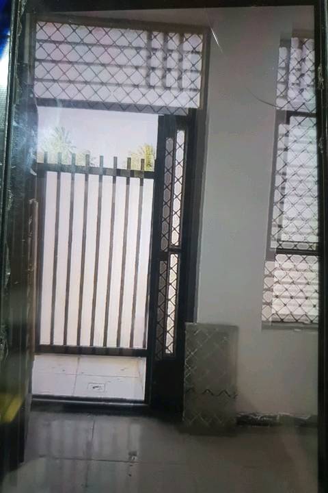 للايجار دار في الشهداء غرفتين وصاله ومطبخ وخدمات وبالكون طابقين اجاره ٥٠٠ بيت جديد زيرو العنوان بغداد نهاية شارع الشهداء يمين قرب نقطة المغوير شارالنهر شارع ٤٢ يبعد عن خط الكيات ٢٠٠ م تقريبا للمزيد من المعلومات الاتصال وتساب للفيديو والتواصل واللوكيشن ٠٧٧٥٦٢٢٣٢٢