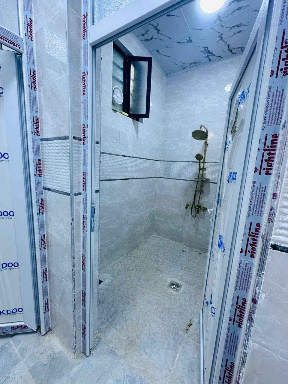 بيت 100 متر واجهة 6.25 عمق 16 بيه وصل بلدية طابق واحد غرفة نوم استقبال مطبخ حار بارد صالة صحيات منور بيتونه خدمات كامله ماء&كهرباء&تبليط قرب مولدة الاحبة مقابل جامع الباقيات الصالحات سند جمعية الكندي للإسكان مقاطعه 180  .. 
مكتب العبيدي للتجاره العقار ***********
