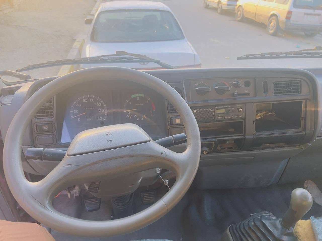 كنتر ميتسوبيشي موديل 1993 البدي مكبر الطول 5 متر  امداور ثاني يوم السعر 95 بيه مجال المكان ناصريه الرقم ***********
