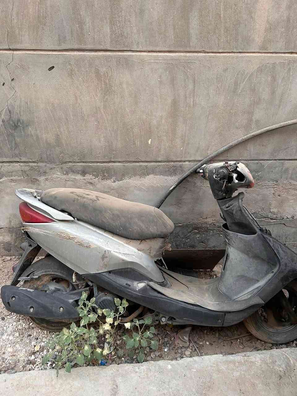 سلام عليكم 
بريز شغاله سلف هندر بيها بس البوشه كايمة ابيعها كوم حديد متروكة صارلها ٨ اشهر سعرها ٢٠٠ 
***********
