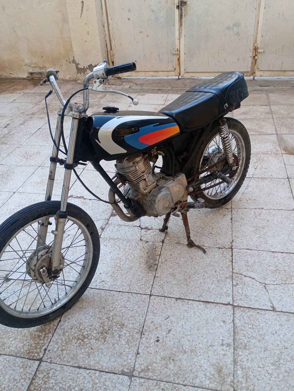 سلام عليكم دراجه يرانيه شاصي نامه محرك مفتوح دراجه خير من الله بس عوزه تفيلس ستوني مبدل كلجات مكينته لبلاد سعره 400وبيه مجال رقم واتساب***********
