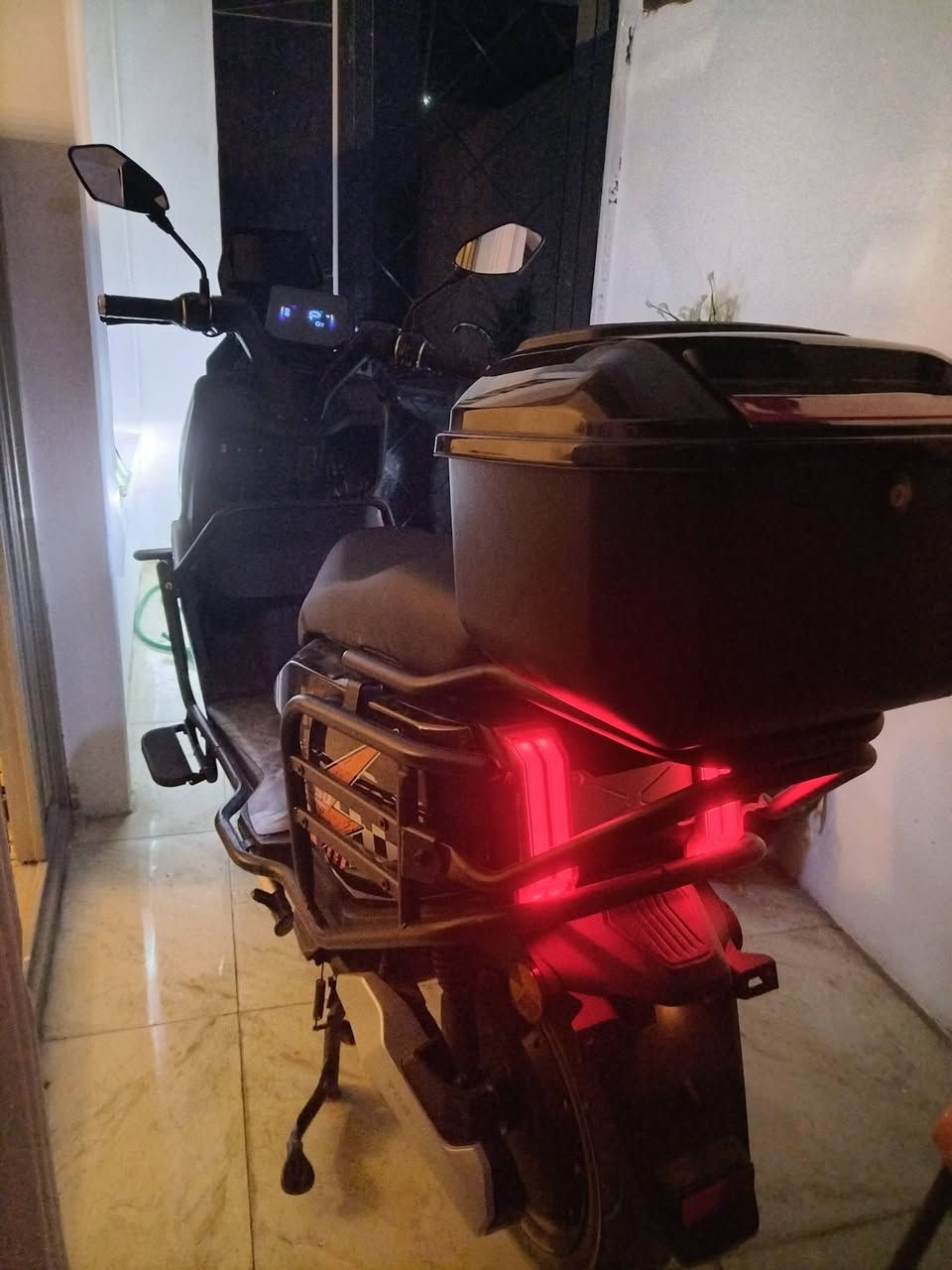 ⚡ للبيع: دراجة مؤيد طيارة 3000W (سوبر كرافين) – بحالة الجديد ⚡
دراجة وحش الشارع، مواصفات ثقيلة وبحالة الجاهز بدون أي نقص!
​المحرك والسرعة: 3000 Watt عزم وقوة جبارة (تعدي الـ 100 كم/س بسرعة الشاشة).
​المنظومة والبطاريات: 72V متكاملة مع 6 بطاريات كرافين أصلية سعة 45A (حجم كبير - مدى مسافة ممتاز بالشحنة الواحدة).
​المميزات والإضافات:
​نظام مثبت سرعة (Cruise Control) للمشاوير الطويلة.
​نظام مانع تزحلق لأمان عالي بالقيادة.
​دخول وتشغيل عبر كارت NFC وبصمات وسويجات أصلية.
​تربط على تطبيق الموبايل الرسمي لمتابعة الحالة.
​إشارات، لايت عالي/ناصي، ونظام سرعات (نمرات) متوازن وسلس.
كلش نضيفة الدراجة 
بيها شلعة قوية 
توصل من ٦٠ كيلو لل٨٠ حسب الوزن وهاي الامور  
بيها درع + جنطه واسعه + جنطه خلفية 
​شكل وأداء بحالة الجديد 100\% ومكفولة من كلشي.
​السعر: 950 ألف دينار (قفل غير قابل للتفاوض)
​الموقع: بغداد / الدورة - حي دجلة
​رقم التواصل: ***********
​💡 ملاحظة: الدراجة للبيع المباشر وسعرها قفل، الرجاء الاتصال للصاملين فقط.

