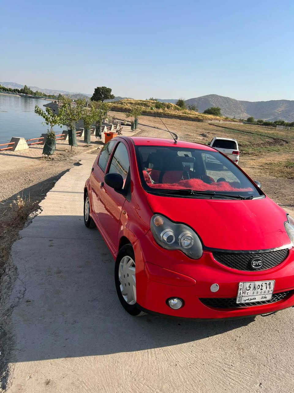BYD 2013 سەیارەێکی زۆر جوان و خاوێن 
چوار تایەی تازەی بۆ بەستراوە 
سەیارەکە بەس لە سەیاقێکی کەمە 
تندوتۆل بێمەسروف
سەنەوی ئەسلی لەگەلە بەشەرت 
براوەو موسی بەشەرت
هەموو گیانی بەشەرت کارەبای بەشەرت 
سەقفی وەک شوشەوایە
ماشاللە ساردوشوختی نیە 
 ڕەقەمو سەنەوی ئەسلی ئەوەلایت 
*********** واتسئەپی لەسەرە Singapore
