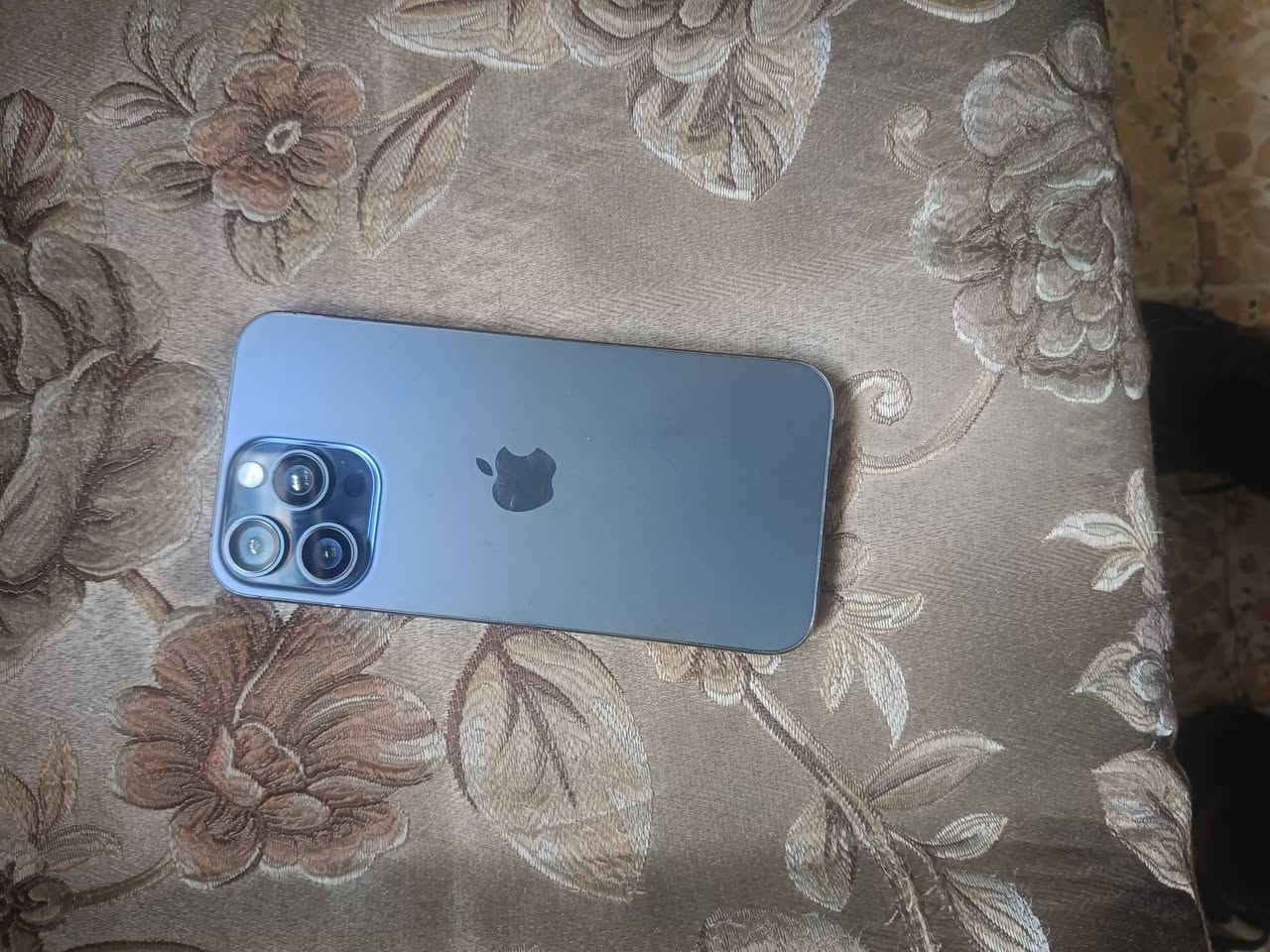 ايفون 15 برو ماكس للبيع مبدل شاشه نفس الاصليه كلش زينة وحلوه وفيس ايدي بس يتعرب وبطاريه اصليه السعر 650 وبي مجال قليل للاستفسار.***********
