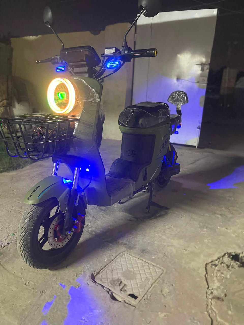 دراجة R9 2026 شركة وينلي لون صحراوي فاتح الملف :1200حقيقي
بطاريات : 5كل بطاريه 32 امبير 

الشاحنه الاصليه مال شركه 

بيها مسجل بلوتوث وايرلس 
 
شاشه تعرض قدره الشحن والمشاكل الي ب الدراجه 

نظام التشغيل :بصمه واحده وكارت وسويج 

تمشيك 35 كيلو الى 50كيلو

اربع نمر  ماشيه ٥٠٠ نضيفا جداً

السرعة القصوئ 109 

اشاير يمين ويسار 

هورن عالي جدا 

مرايا الاصليات 

الاستفسار ***********

مكاني بغداد البياع الشرطه الخامسه

السعر 390 وبيها مجال
