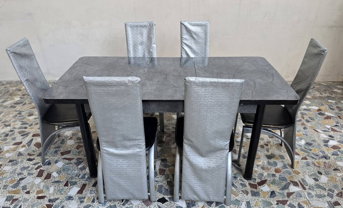 ميز مع 6 كراسي للبيع
الميز يتكبر ويصغر
السعر 85 الف فقط 
رقم الهاتف ***********
