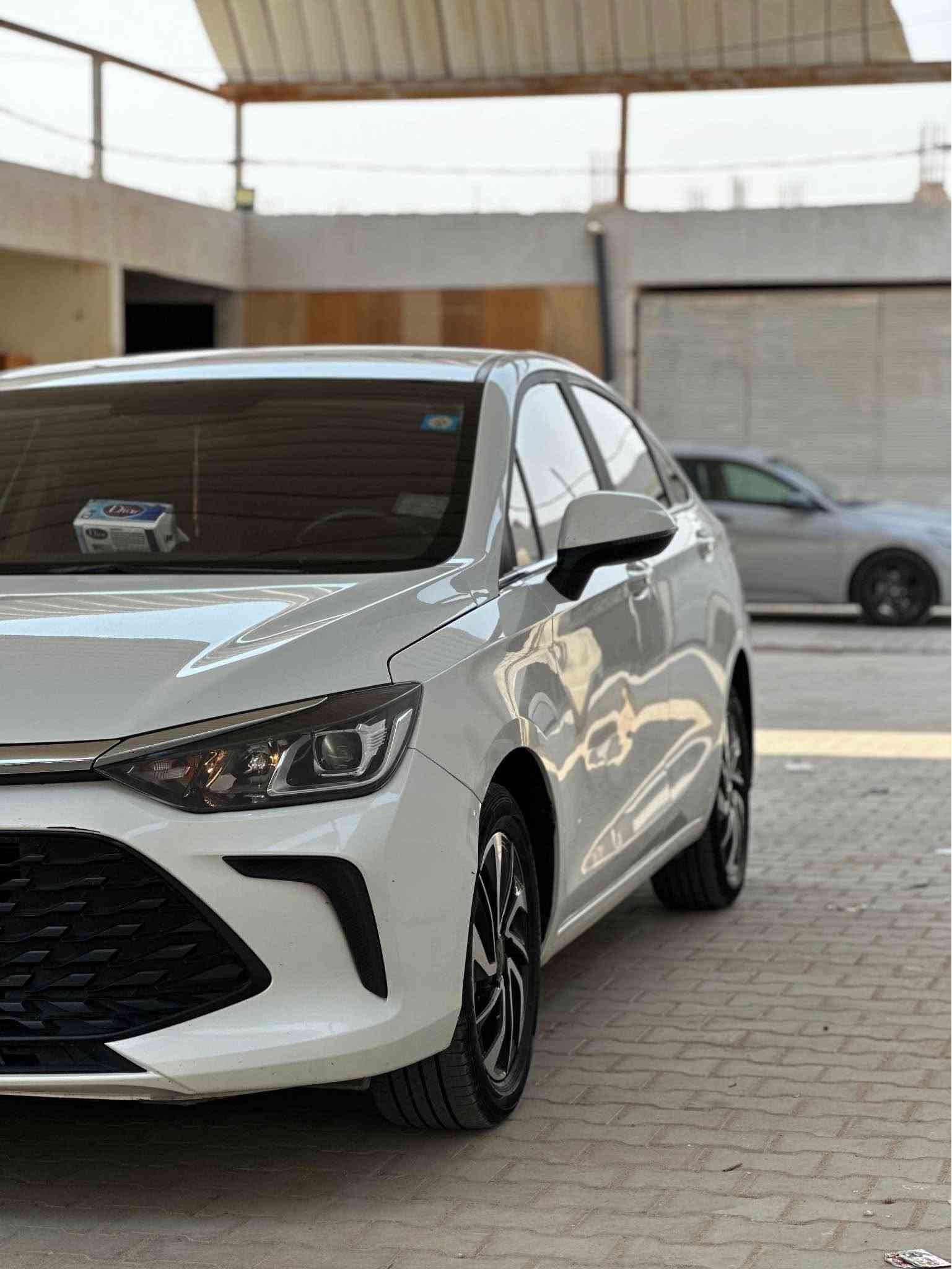 بايك U5 بلس (BAIC U5 Plus) موديل 2026 
 بحالة ممتازة
 * المحرك: 1.5 لتر (4 سلندر) اقتصادي وقوي.
 * ناقل الحركة: أوتوماتيك (CVT) / سلس ومريح بالقيادة.
 * المسافة المقطوعة: (60 الف ).
 * اللون: (ابيض).
 * المواصفات والكماليات:
   * شاشة وسائط كبيرة مقاس 12.3 بوصة + شاشة عدادات رقمية.
   * كاميرا خلفية .
   * مقاعد جلد فاخرة ومقصورة واسعة ومريحة.
   * تكييف عالي الكفاءة مع فتحات خلفية.
   * أنظمة أمان متكاملة (ABS, EBD, نظام الثبات الإلكتروني ESP).
*انظمة ثلاث : سبورت ونورمل وايكو
  
 * الحالة العامة: السيارة نظيفة جداً بيها فقط باب السائق دحجة خفيفة جداً 
رقمها بغداد دولي 
 * السعر: (120$) وبيها مجال بسيط 

📞 للتواصل والاستفسار: (***********). النجف, العراق
