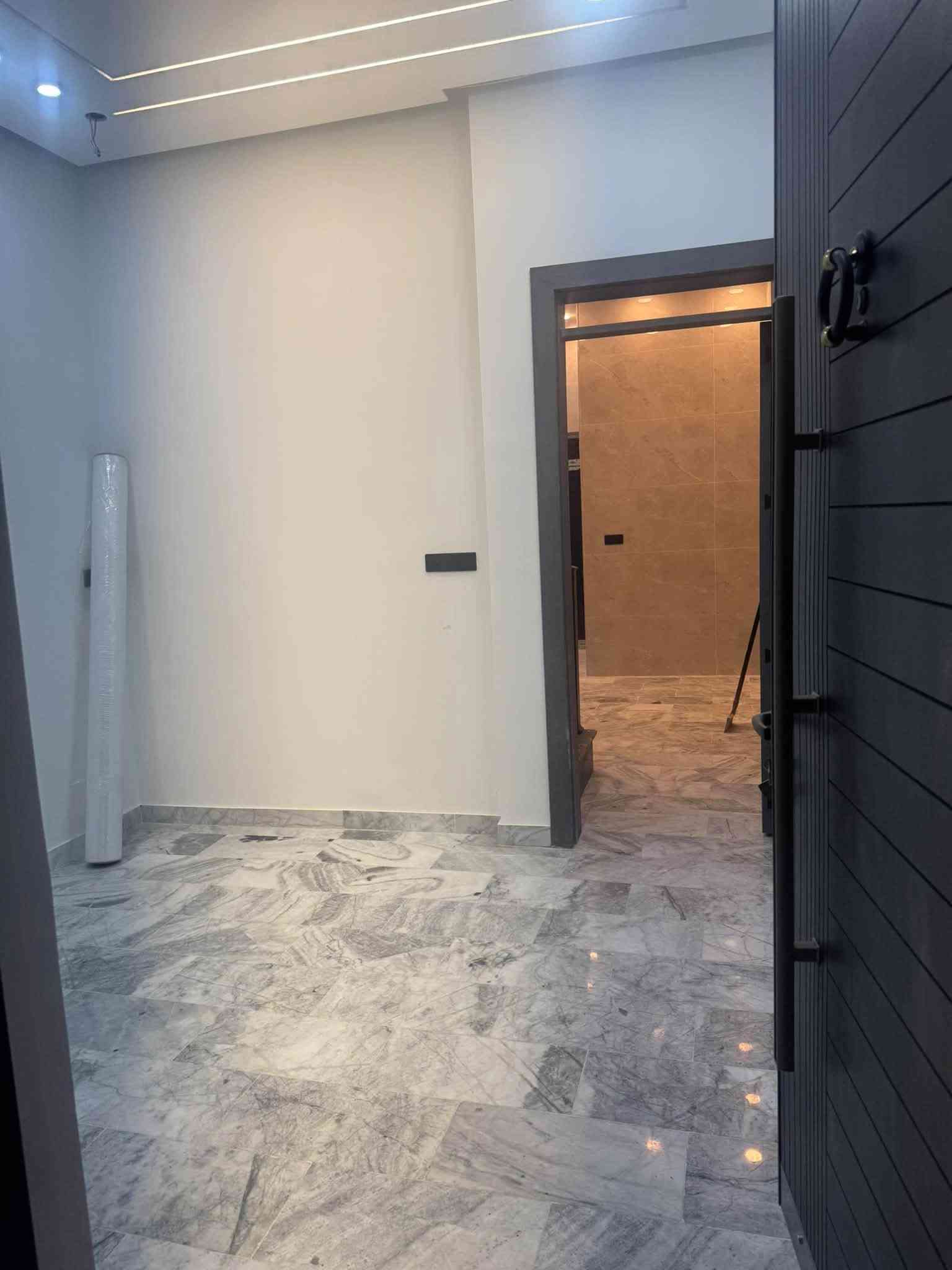 🏠 للإيجار في السيدية
بيت مساحة 50 متر – زيرو ✨

📍 مربع شاكر عبود

يتكون من:

🔹 3 غرف نوم

🔹 سويتات

🔹 تشطيب جديد وجاهز للسكن

📞 للاستفسار: ***********

ارام للاستثمار والتطوير العقاري
