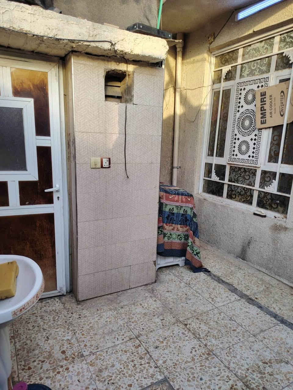 بيت للبيع مساحه 100متر بناء 2022 عالي ع شارع طابق ونص يحتوى على خدمات داخلي وخارجي مطبخ غرف نوم 2 ستقبال صاله ومساحه درج فوك وجوه المكان سكينه معسكر خلف ساحات الخدمي السعر 70
***********
